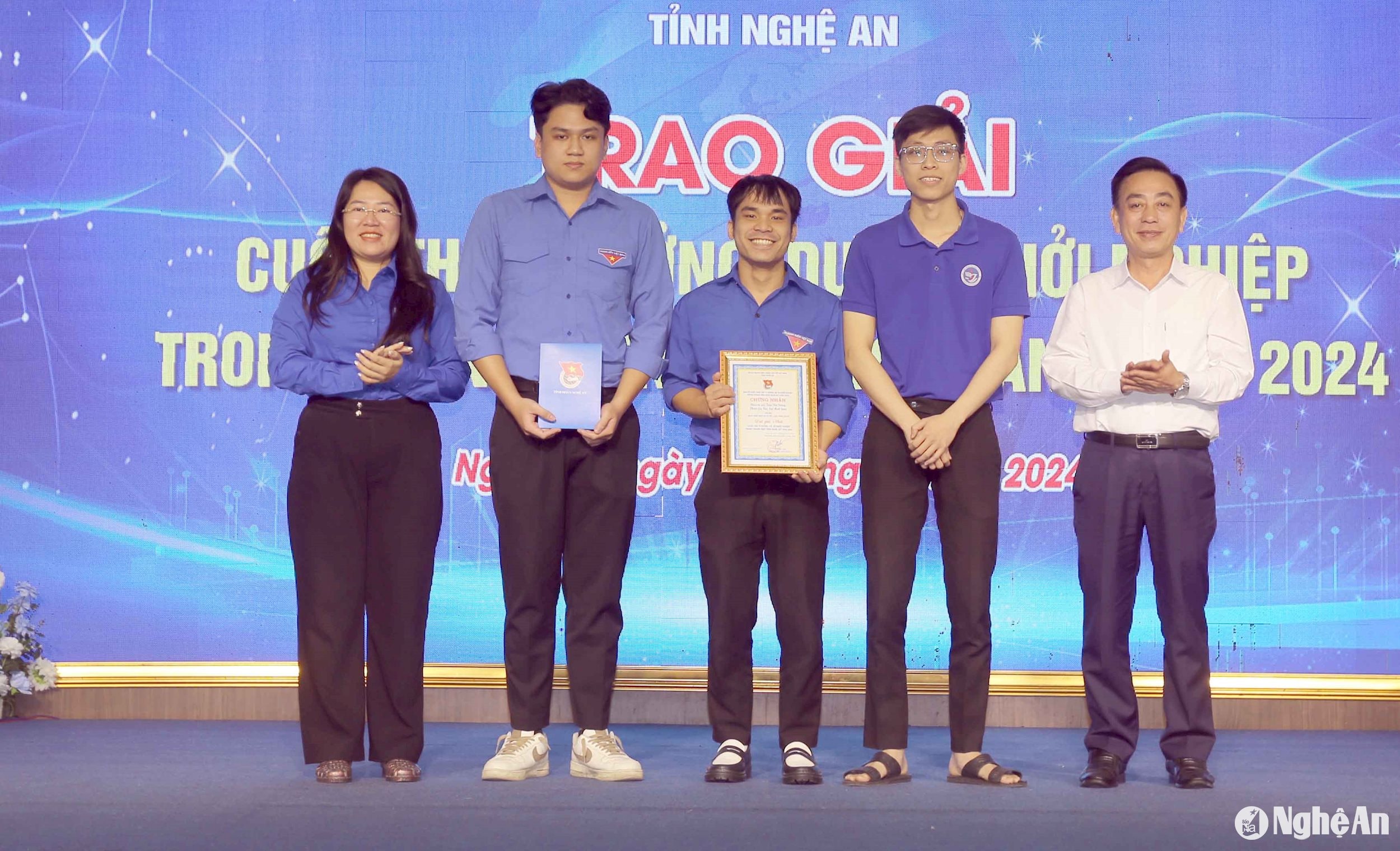 trao giai khơi nghiệp giải Nhat