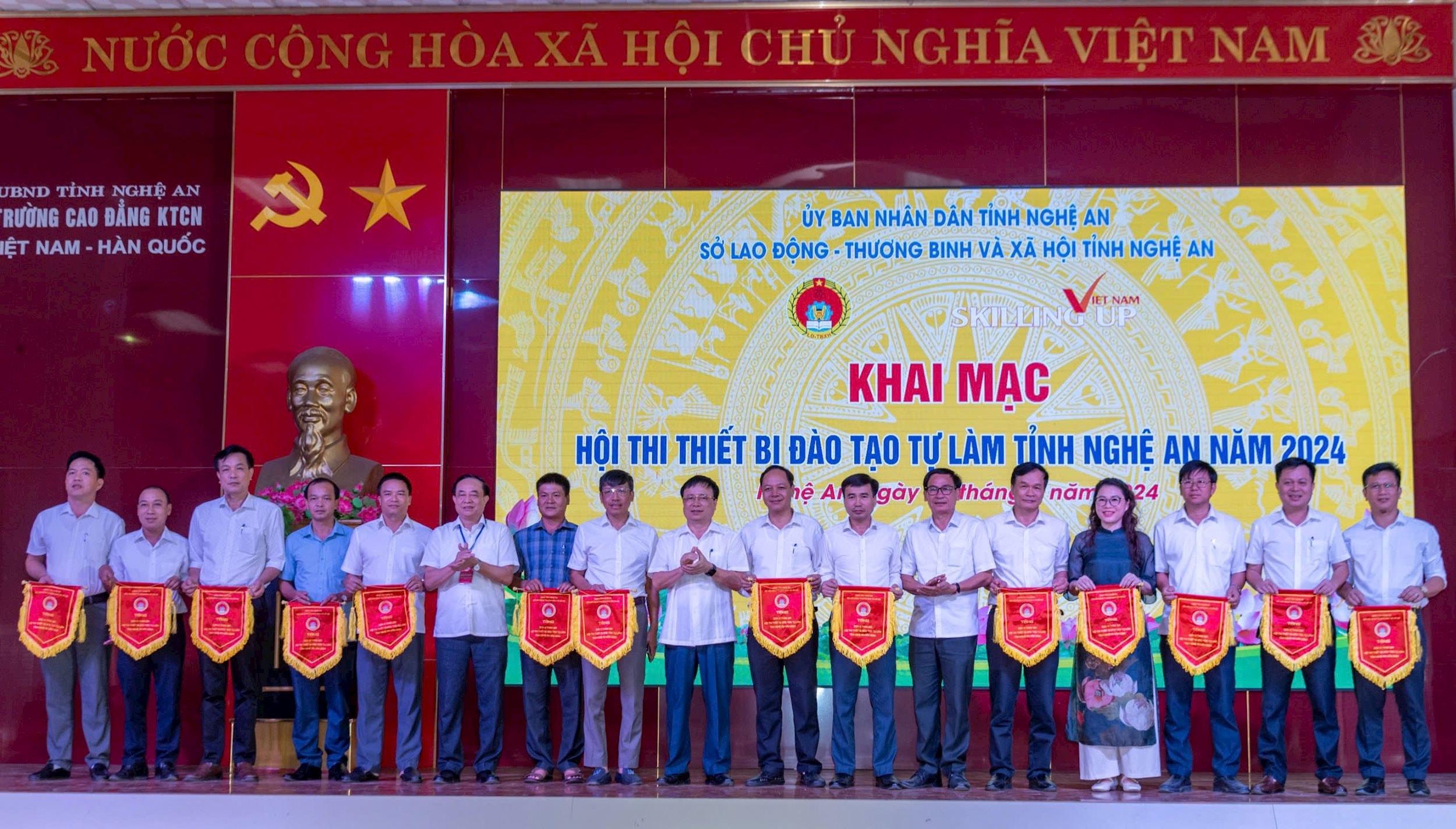 Trao cờ cho các đơn vị tham gia Hội thi đào tạo thiét bị tự làm