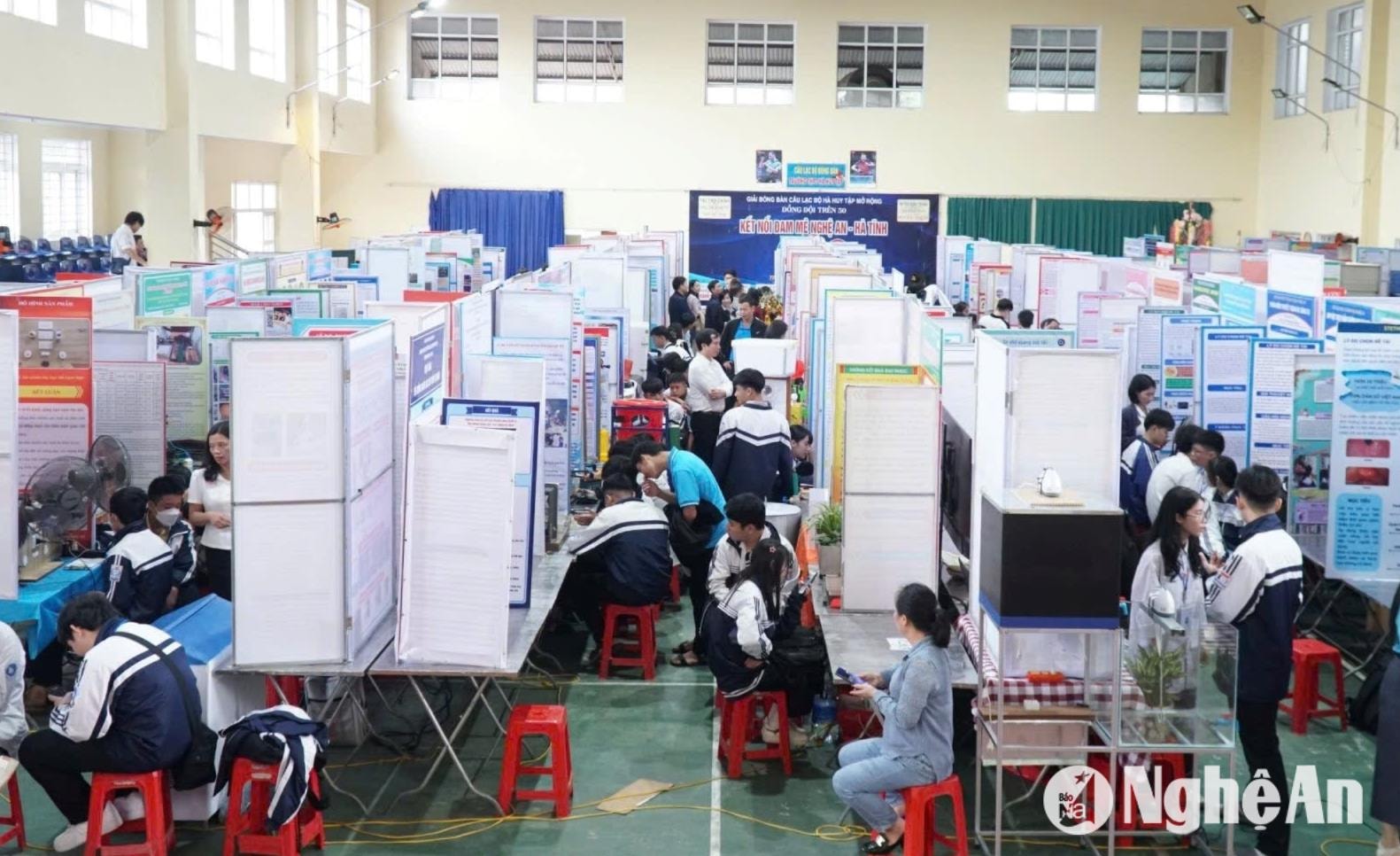bna_hoc-sinh-nghe-an-tham-gia-cuoc-thi-khoa-hoc-ky-thuat-cap-tinh-nam-hoc-2023-2024.-anh-my-ha(1).jpg