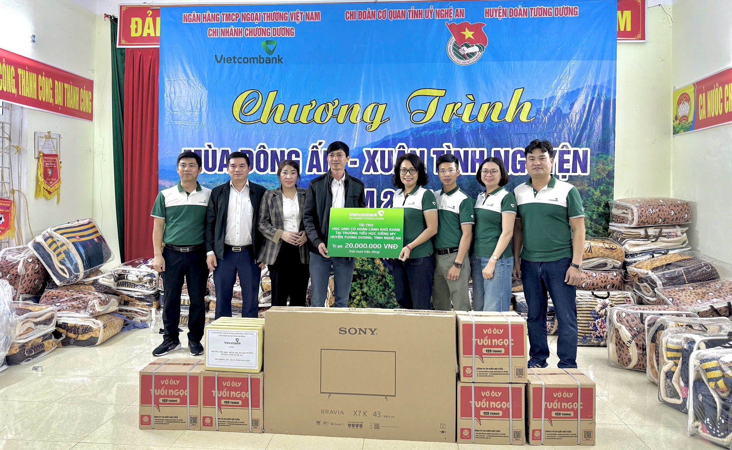 Bà Nguyễn Thị Phương Chi - Bí thư Chi bộ 2, Chủ tịch Công đoàn cơ sở, Phó giám đốc Ngân hàng TMCP Ngoại thương Việt Nam - Chi nhánh Chương Dương tặng quà đến bà con xã Xiềng My. Ảnh Đức Hiếu