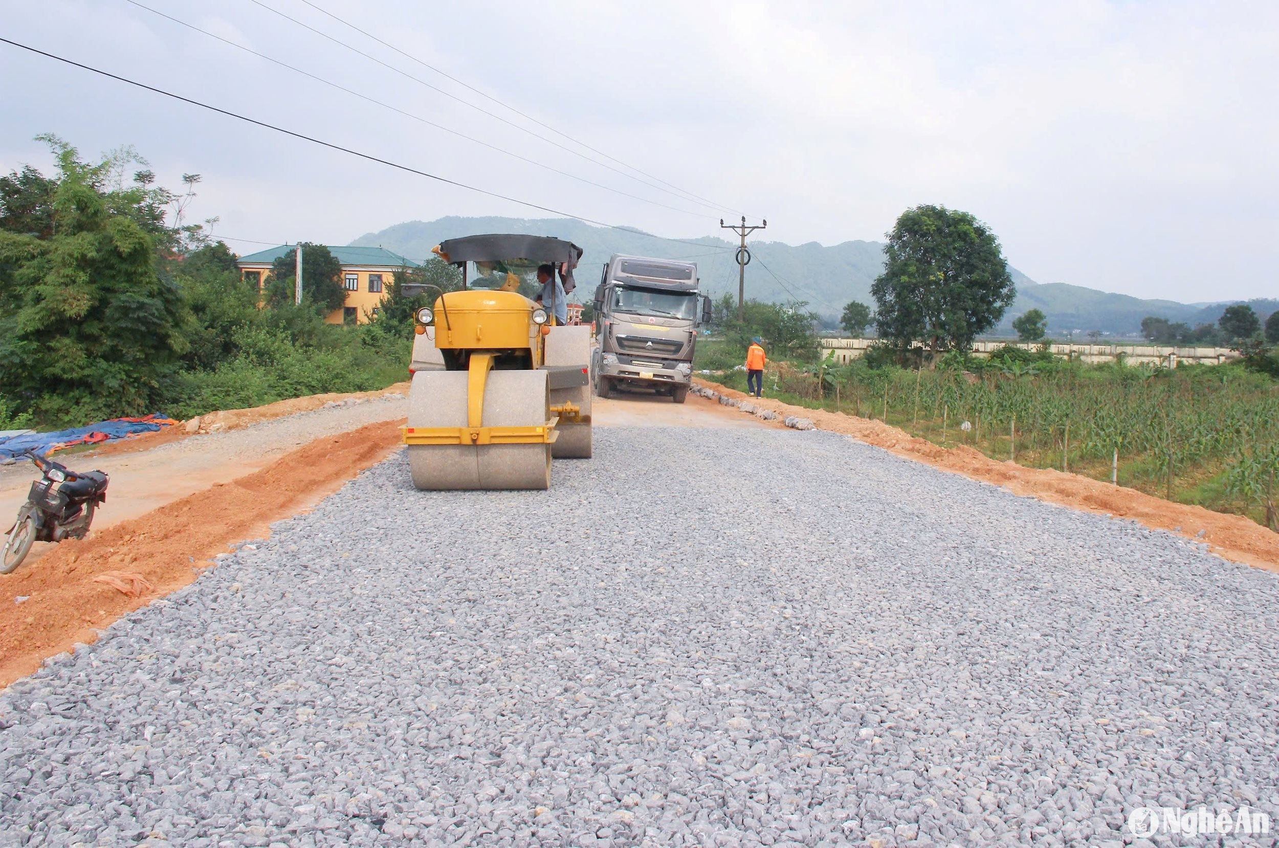 Thi công tuyến đường.... Ảnh Mai Hoa