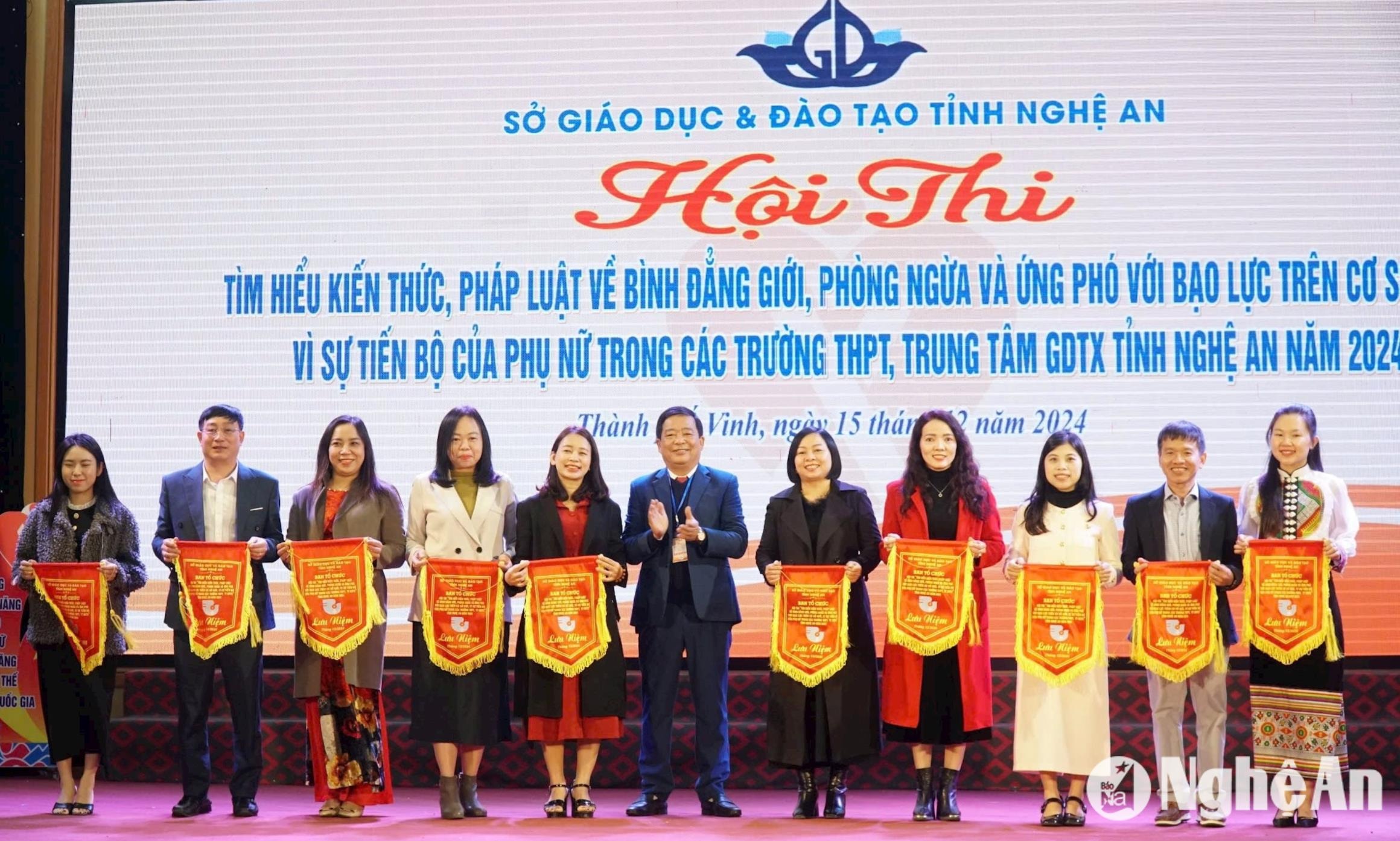 Ban tổ chức cho các đội tham gia hội thi. Ảnh: Mỹ Hà