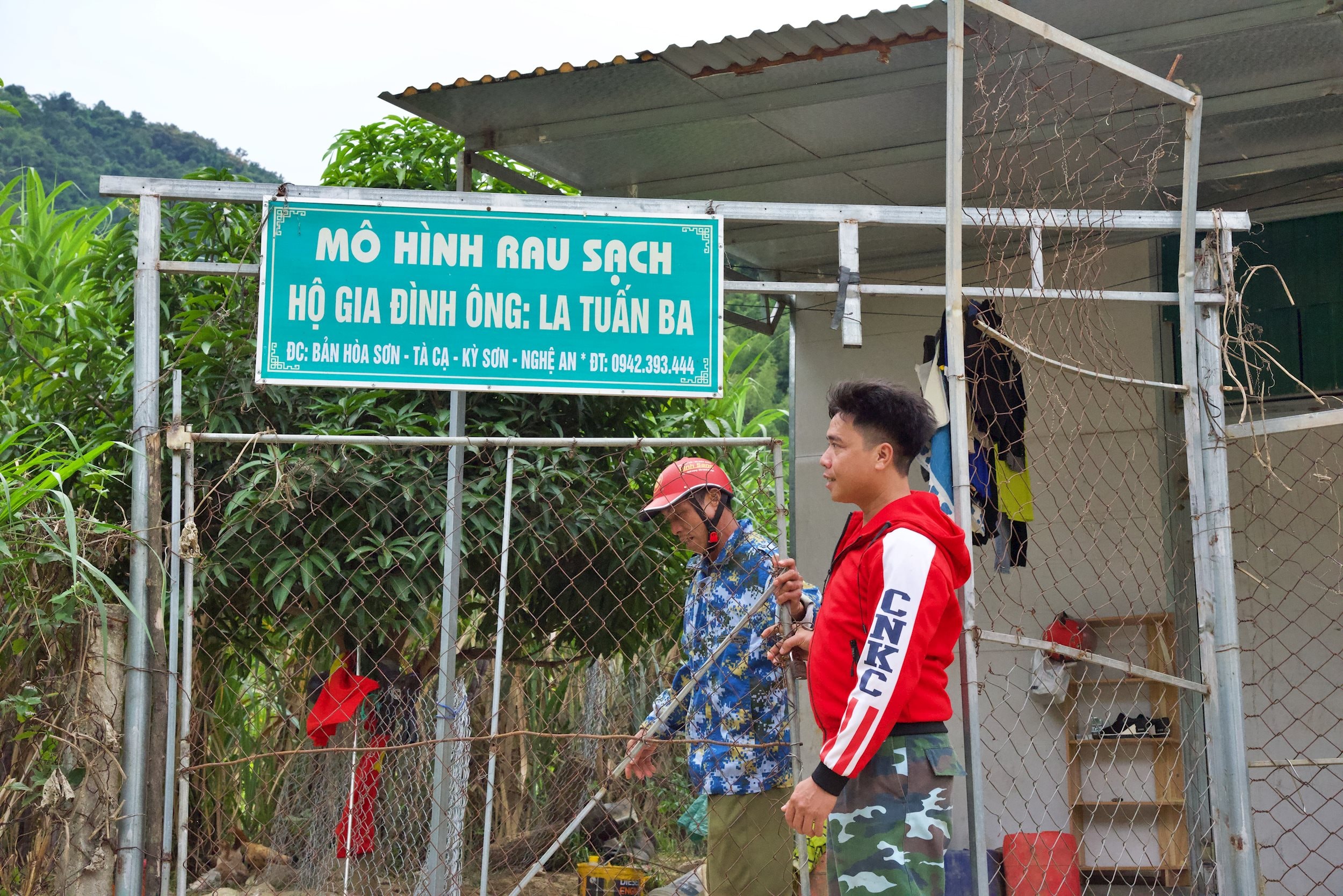 Bí thư Chi bộ bản Hoà Sơn thăm mô hình kinh tế của ông La Tuấn Ba