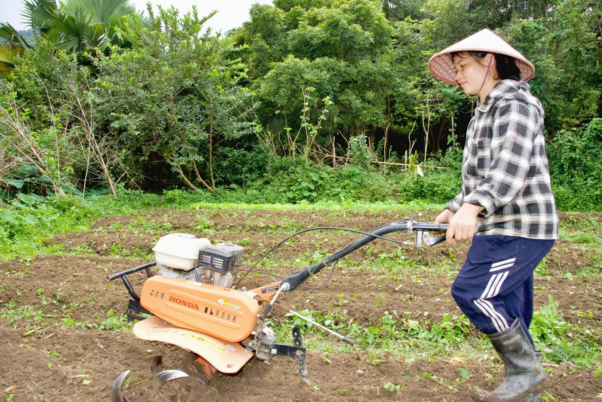 Người dân bản Hoà Sơn dùng máy móc phục vụ xản xuất nông nghiệp Ảnh Hoàii Thu