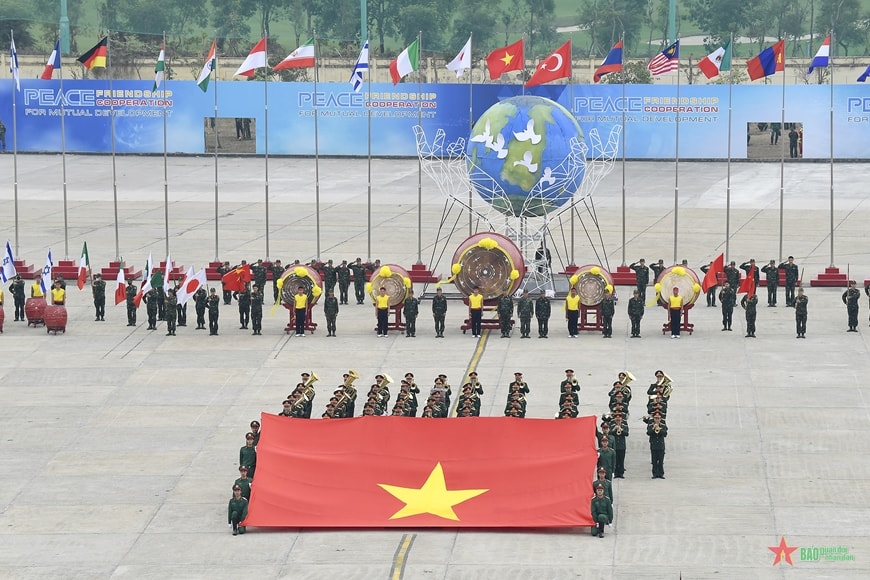 Phần trình diễn tại buổi hợp luyện cho Lễ khai mạc Triển lãm.