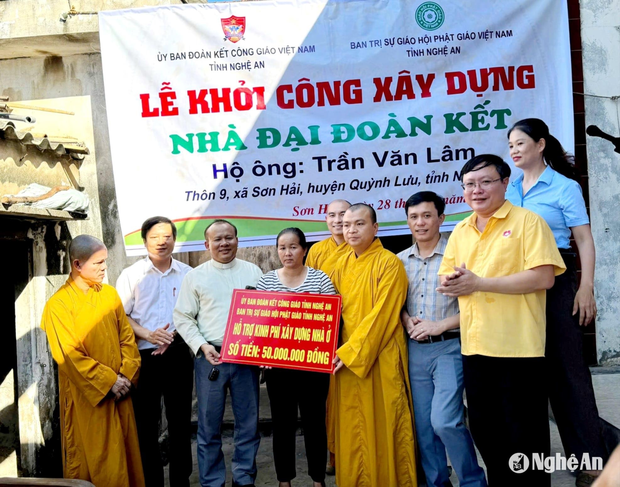 ban-tri-su-giao-hoi-phat-giao-viet-nam-tinh-nghe-an-va-ban-thuong-truc-uy-ban-doan-ket-cong-giao-tinh-nghe-an-phoi-hop-to-chuc-le-dong-tho-xay-nha-dai-doan-ket-cho-ho-ong-tran-van-lam.-anh-pgna.jpg