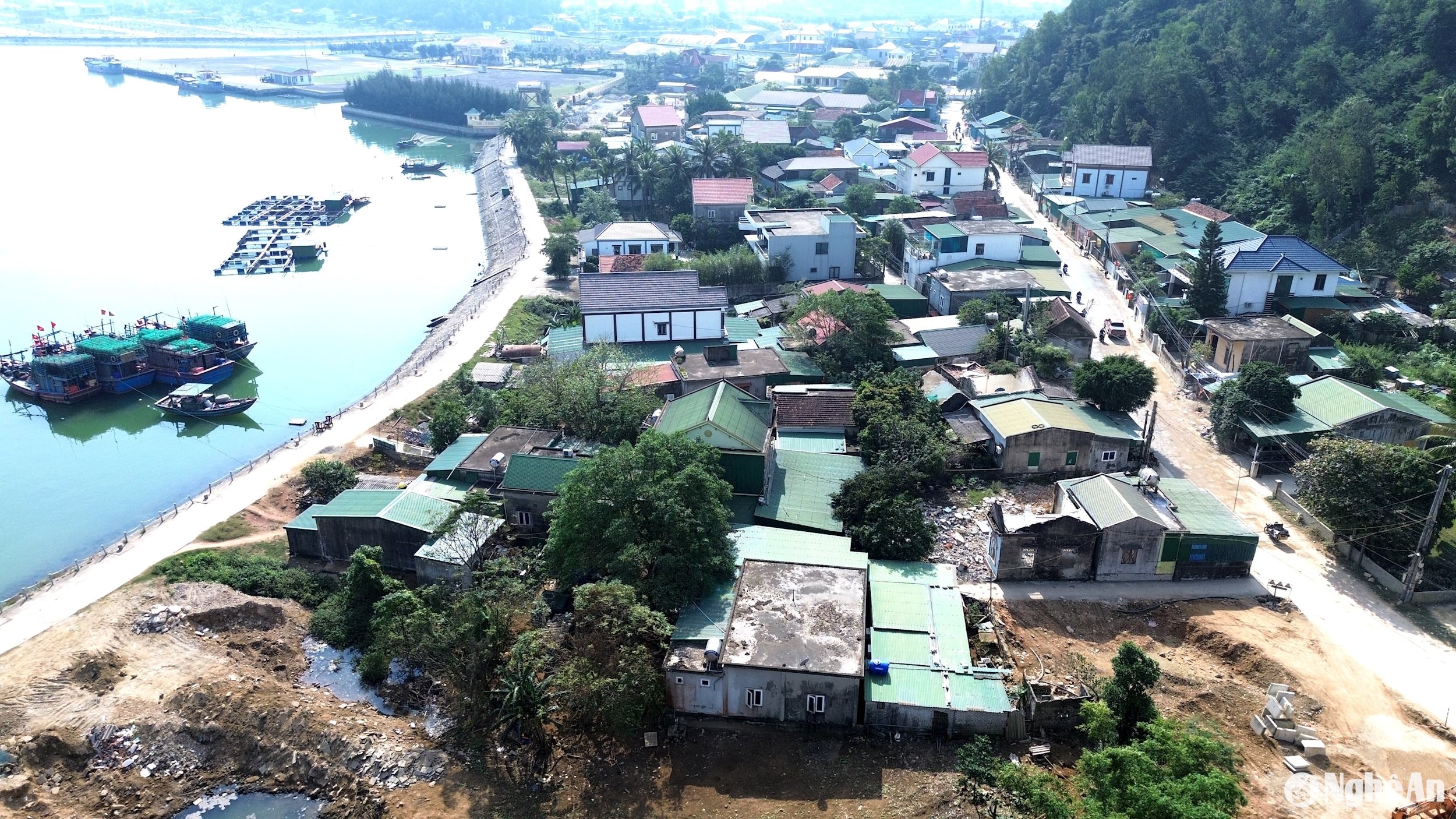 Khu vực xóm Thành Vinh 2, xã Nghi Quang (Nghi Lộc) chưa giải phóng được mặt bằng cho Dự án đường ven biển. Ảnh: Xuân Hoàng