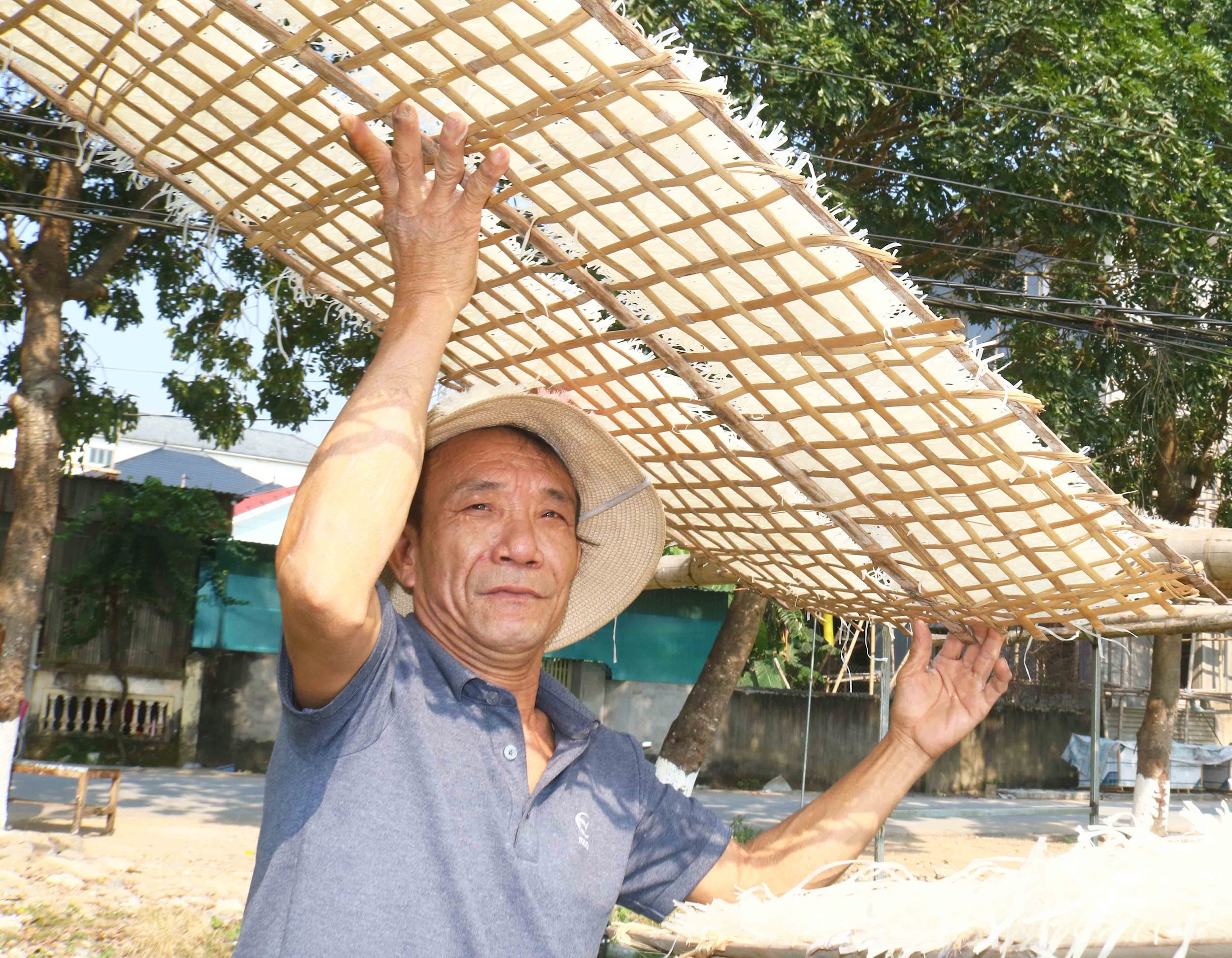 Người dân tranh thủ phơi miến ngày nắng đẹp.