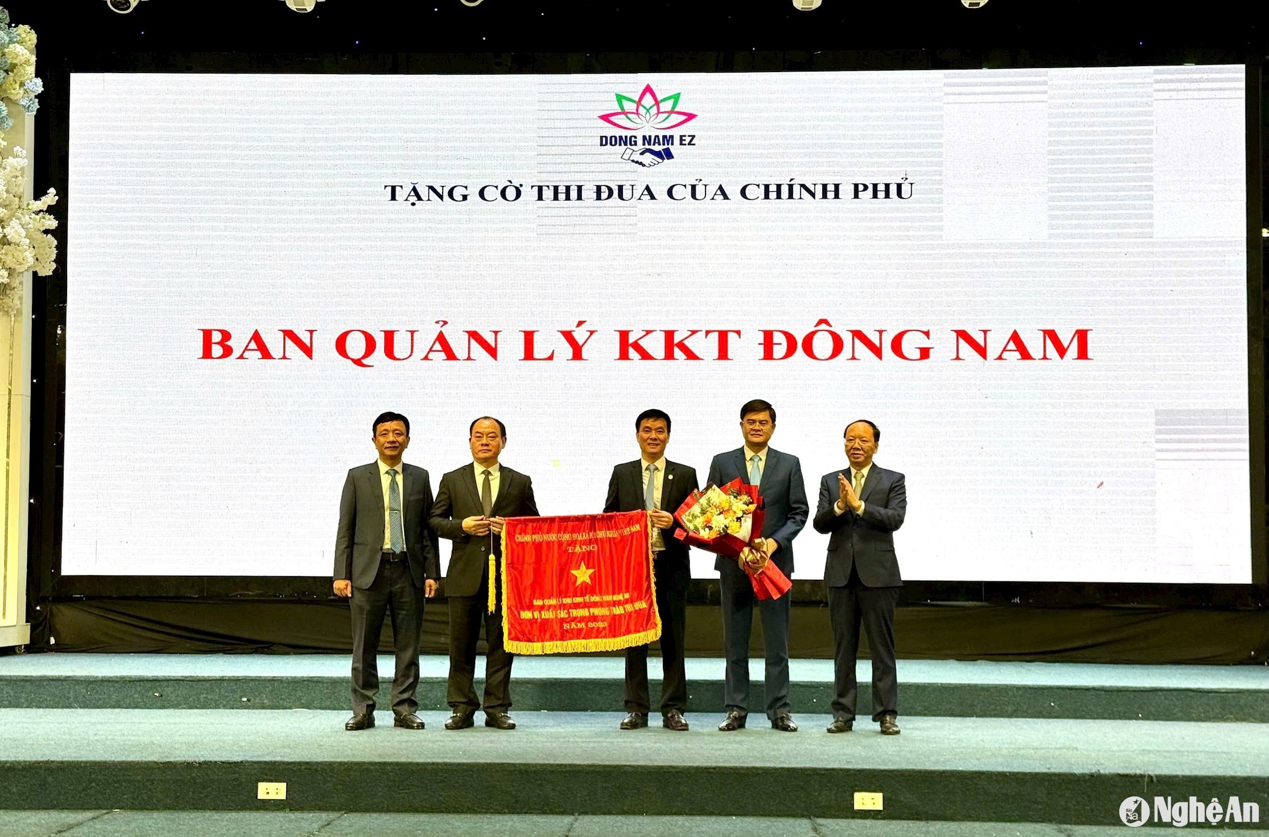 Ban quản lý Khu kinh tế Đông Nam đón nhận Cờ thi đua xuất sắc Chính phủ năm 2024. Ảnh: Nguyễn Hải