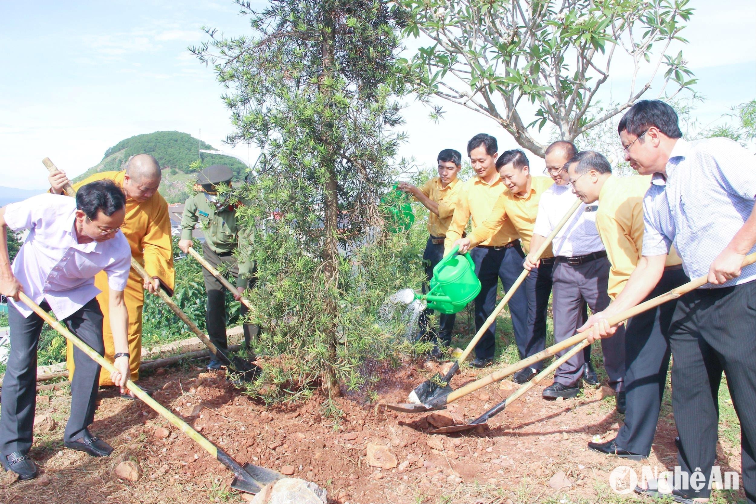 lanh-dao-cac-nganh-doan-the-cap-tinh-va-huyen-quynh-luu-cac-chuc-sac-chuc-viec-cac-ton-giao-to-chuc-trong-cay-xanh-trong-khuon-vien-chua-an-thai.-anh-tu-lieu-mai-hoa.jpg