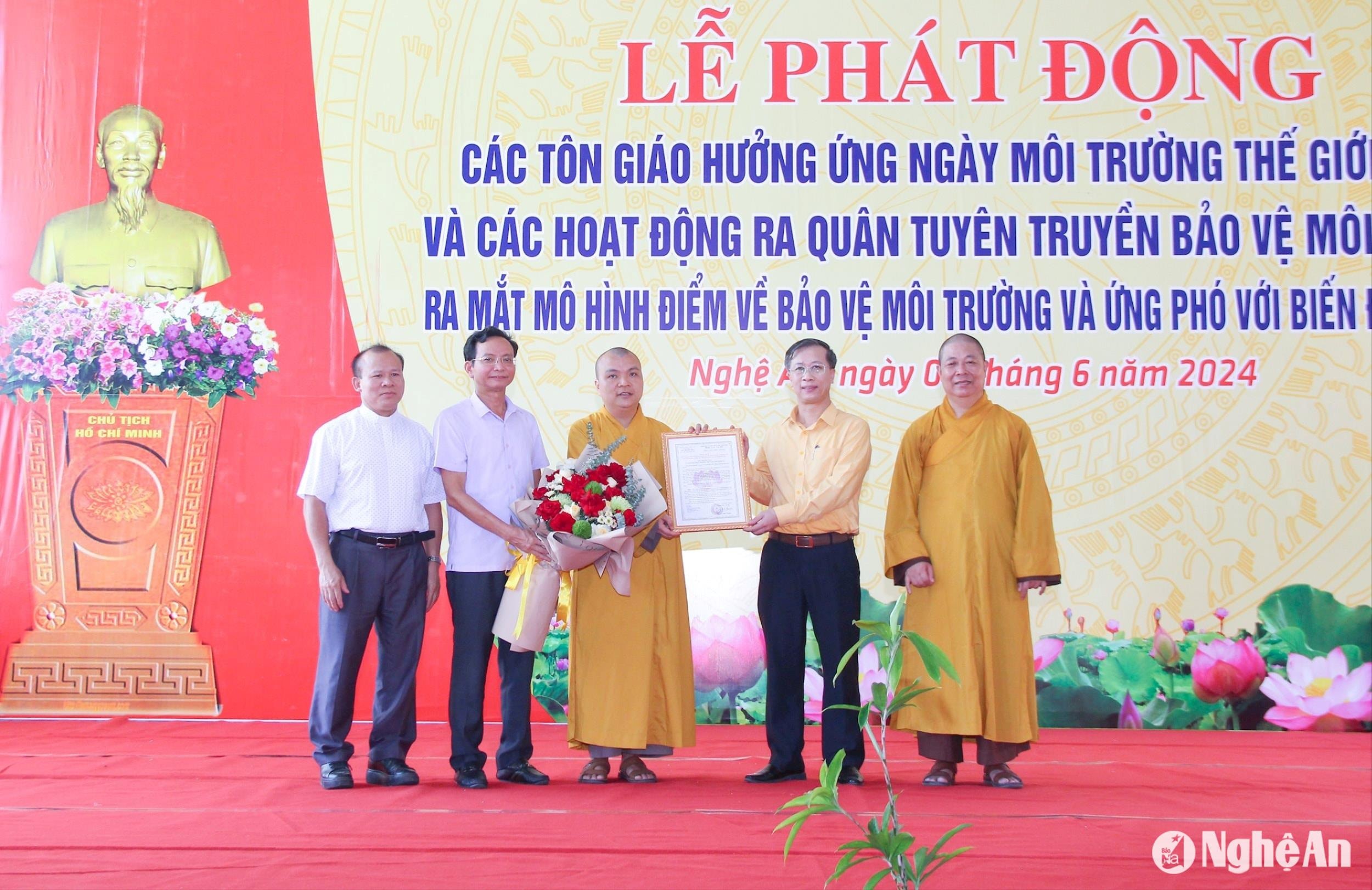 lanh-dao-uy-ban-mat-tran-to-quoc-tinh-nghe-an-va-huyen-quynh-luu-tai-le-ra-mat-mo-hinh-diem-ton-giao-bao-ve-moi-truong-va-ung-pho-voi-bien-doi-khi-hau-doi-voi-chua-an-thai.-anh-mai-hoa.jpg