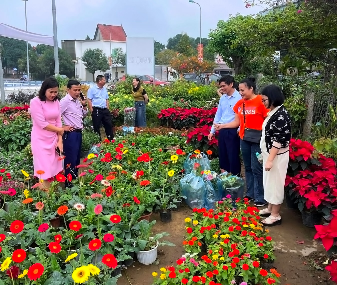 Người dân chọn mua hoa Tết trên địa bàn xã Nghi Ân, TP. Vinh. Ảnh: Quang An