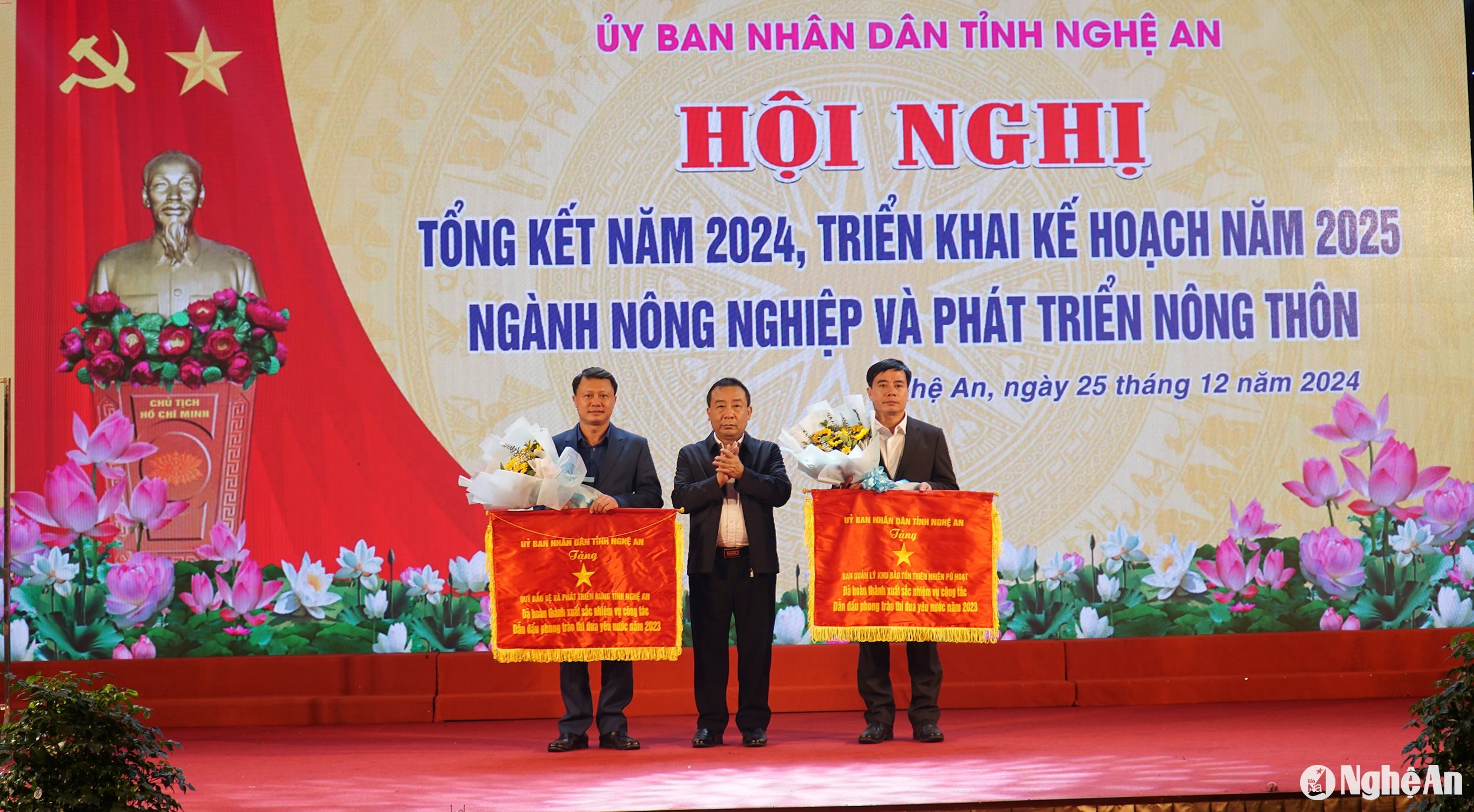 Hai tập thể có thành tích xuất sắc được UBND tỉnh tặng cờ thi đua. Ảnh- Phú Hương