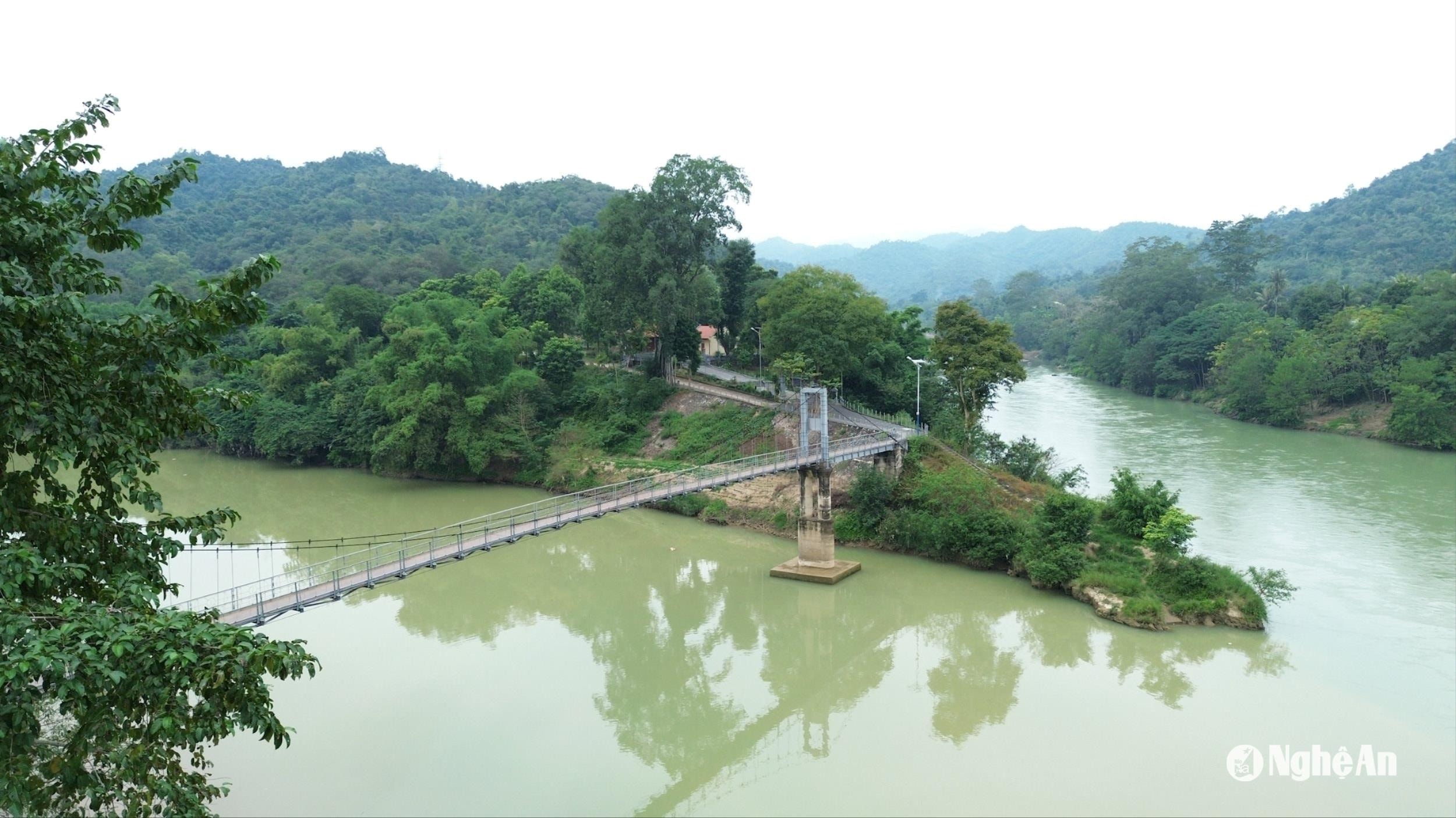 Ngã ba sông Nậm Nơn và Nậm Mộ nơi có đền Vạn - Cửa Rào. Ảnh: Tiến Đông 