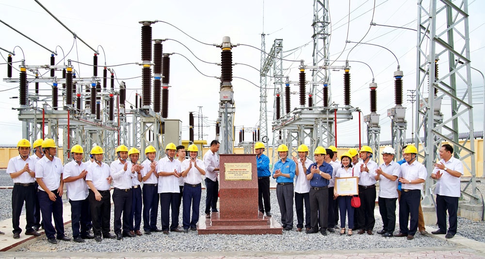 Đóng điện trạm biến áp 110kV Hưng Nguyên phục vụ cho Khu công nghiệp VSIP Nghệ An. Ảnh CSCC.