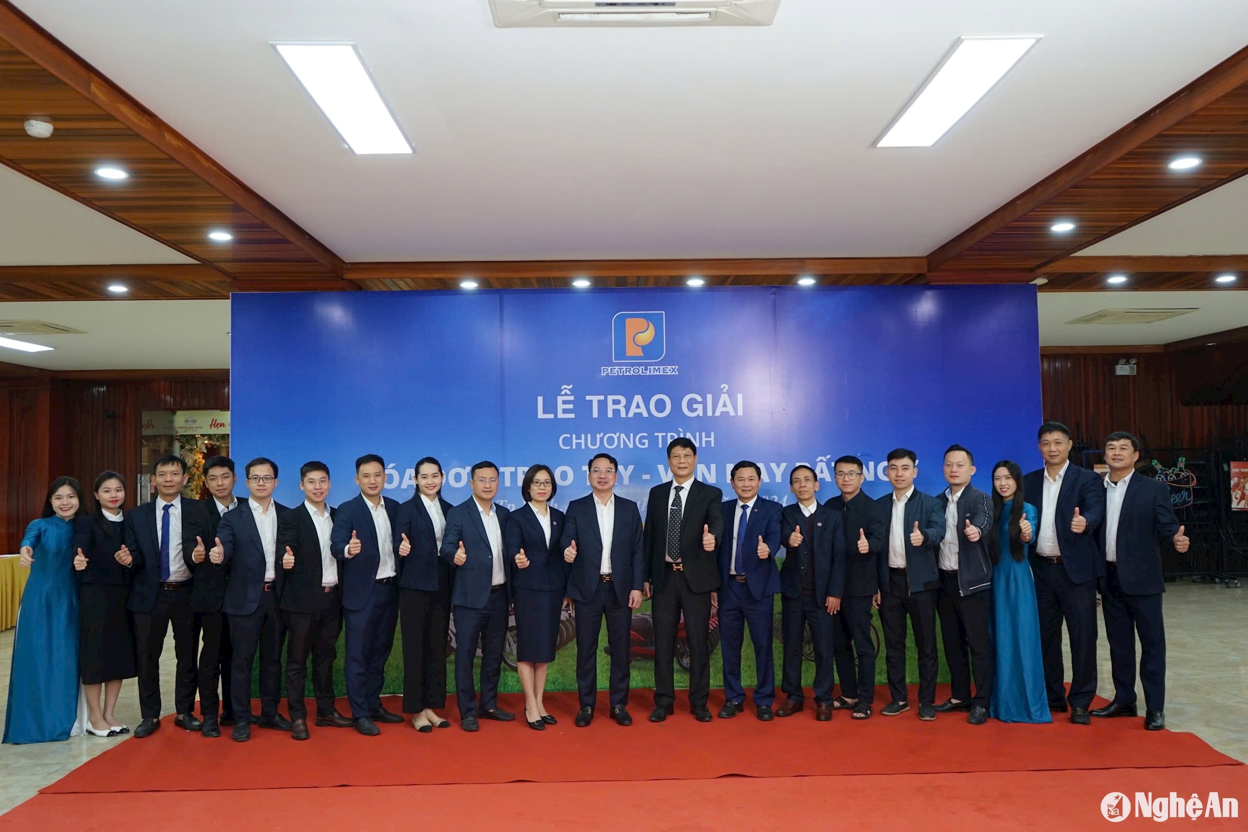 lãnh đạo, cán bộ Công ty Xăng dầu tại lễ trao giải