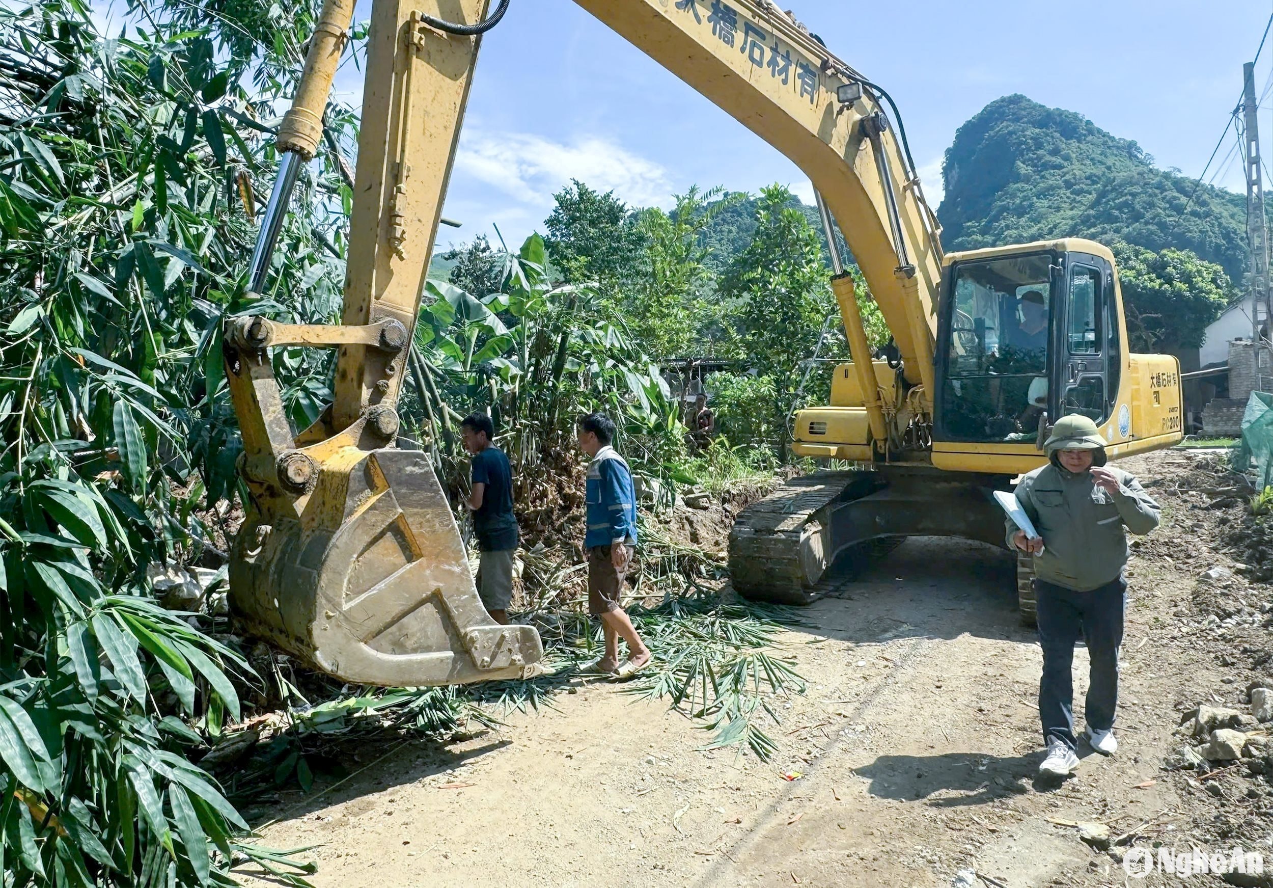  giai-phong-mat-bang-lam-duong-giao-thong-nong-thon-tai-xa-chau-cuong-huyen-quy-hop