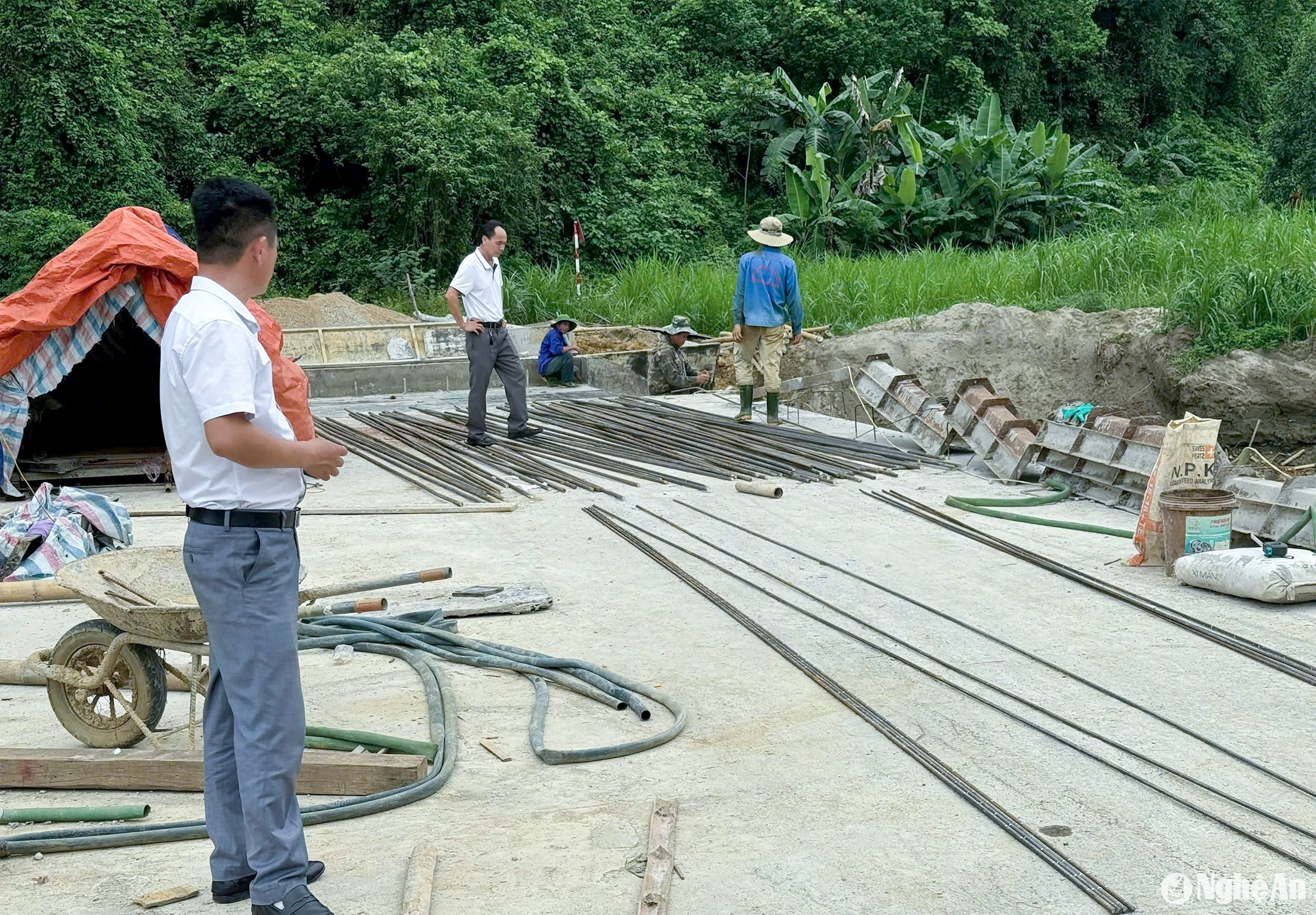  Lãnh đạo xã Châu Cường (huyện Quỳ Hợp) trực tiếp giám sát việc làm cầu tràn 