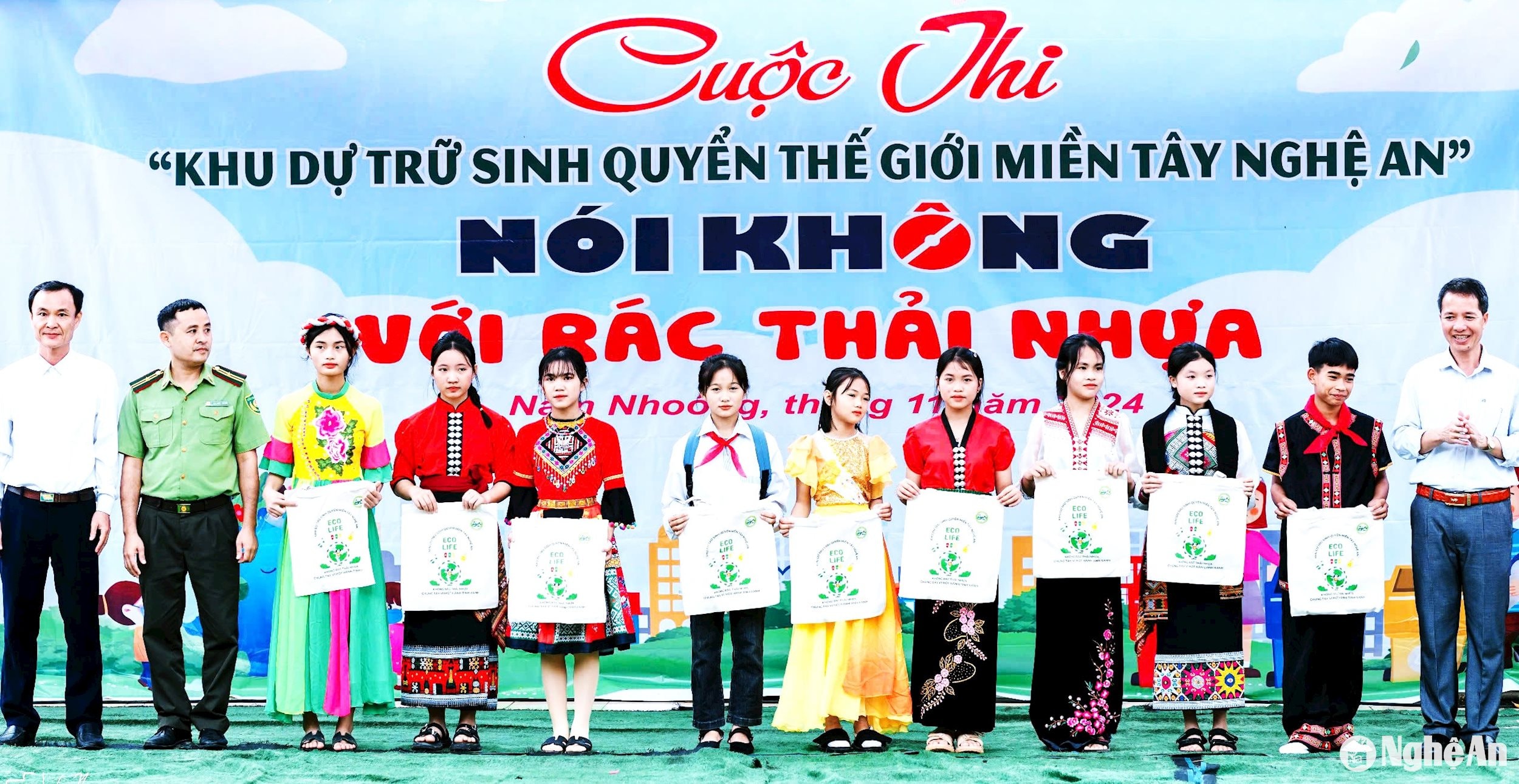  Trao giải thưởng cuộc thi Nóikhoong với rác thải nhựa.