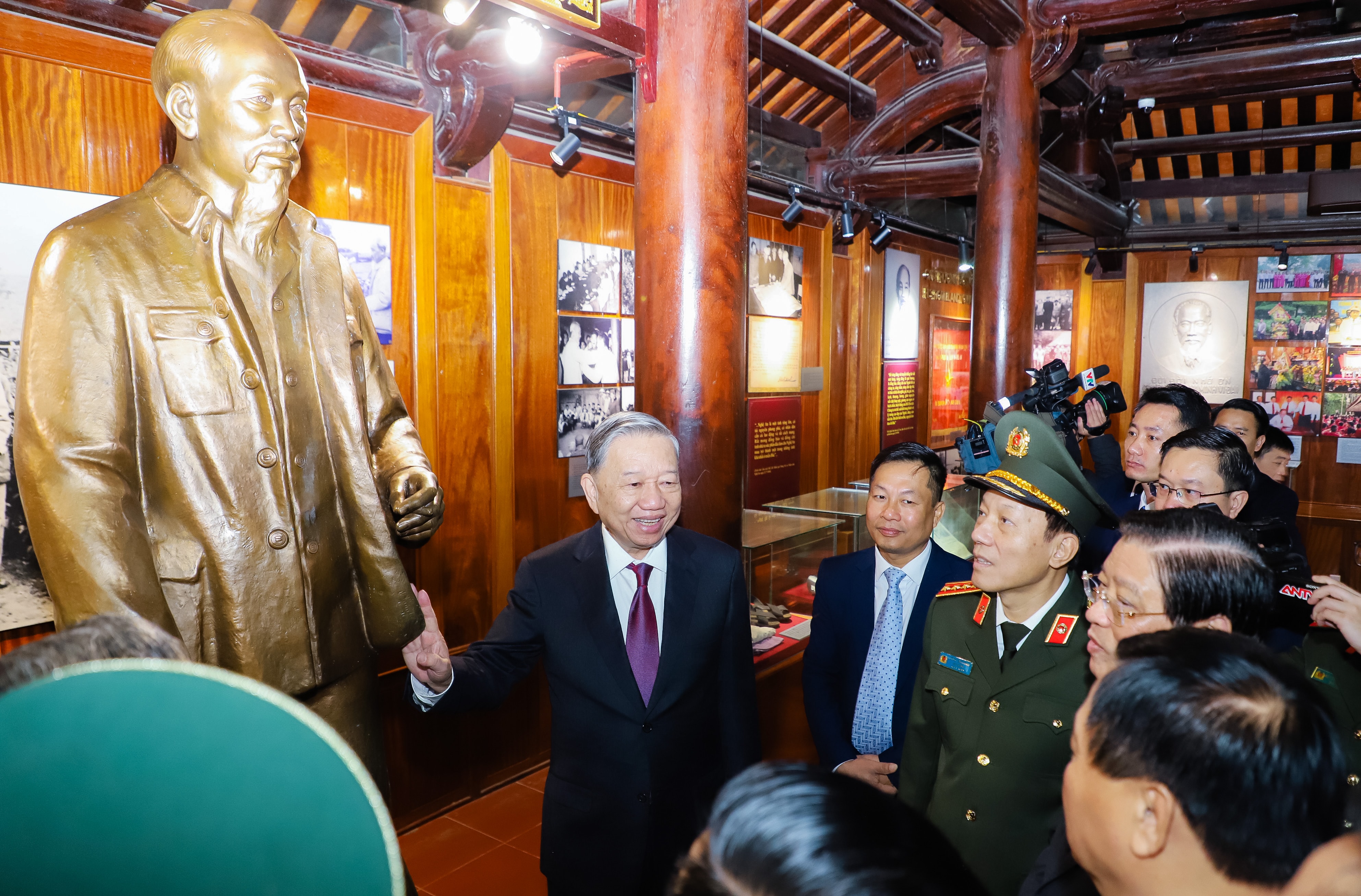 Tổng Bí thư Tô Lâm nói chuyện cùng các đồng chí lãnh đạo Đảng, Nhà nước, Quân khu 4, tỉnh Nghệ An và Hà Tĩnh bên tượng Bác Hồ. Ảnh: Phạm Bằng