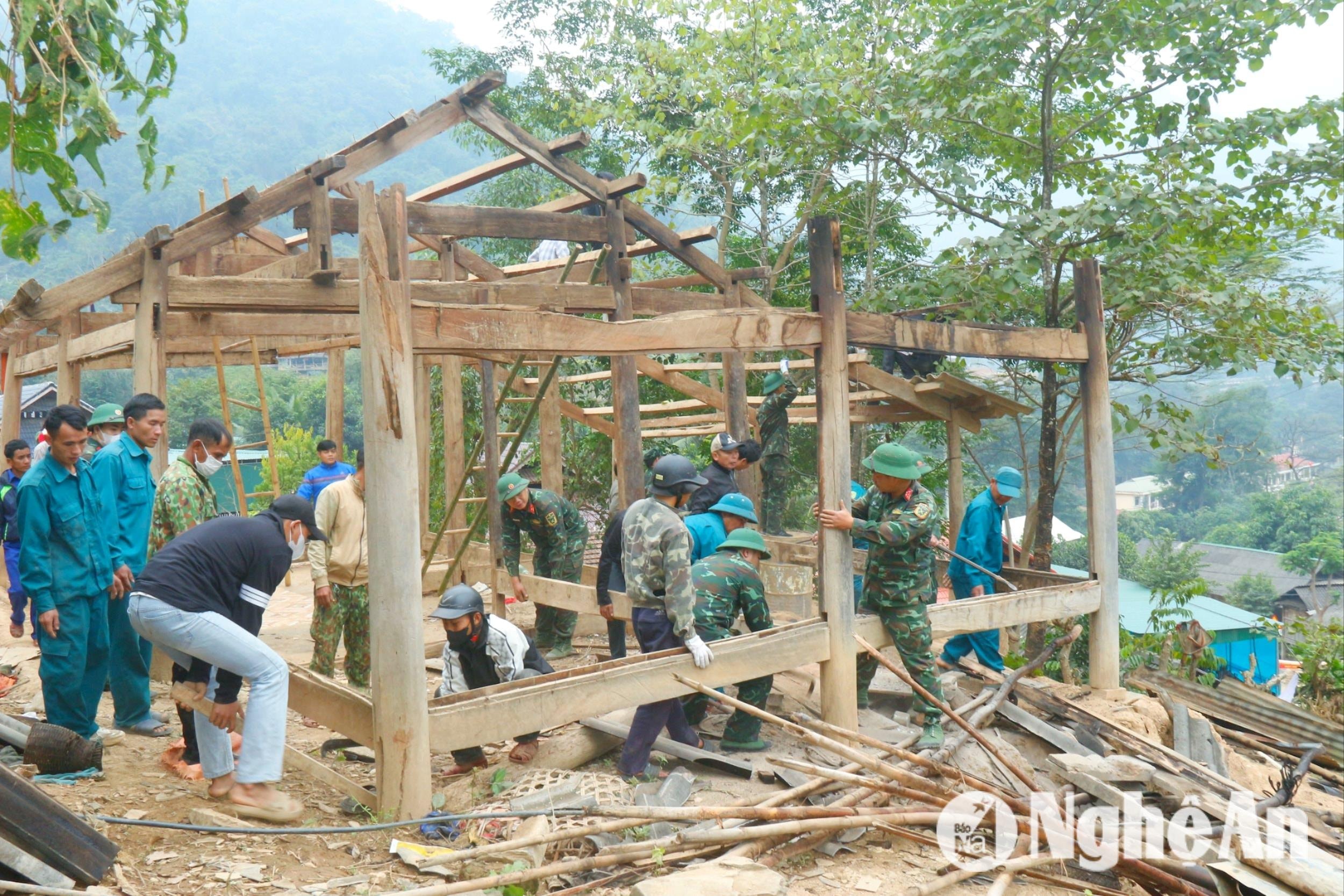 Cán bộ, chiến sỹ Ban Chỉ huy Quân sự huyện Kỳ Sơn cùng lực lượng Dân quân tự vệ huyện giúp đỡ gia đình ông Xeo Phò Cớt - Bản Vàng Phao, xã Mường Típ thuộc diện gia đình có hoàn cảnh đặc biệt khó khăn tháo dỡ nhà cửa