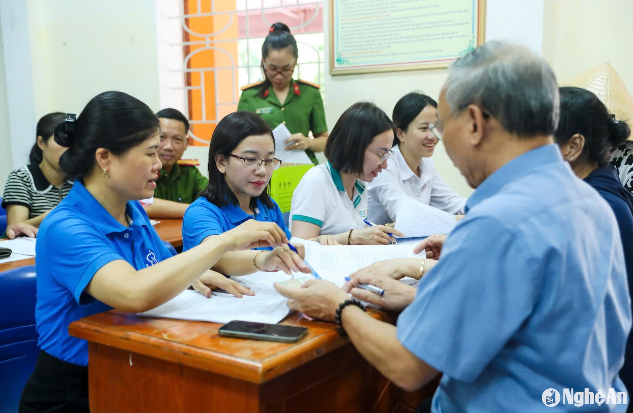 Cơ quan BHXH phối hợp các ngành liên quan hướng dẫn người dân nhận lương hưu qua tài khoản cá nhân. Ảnh Đức Anh