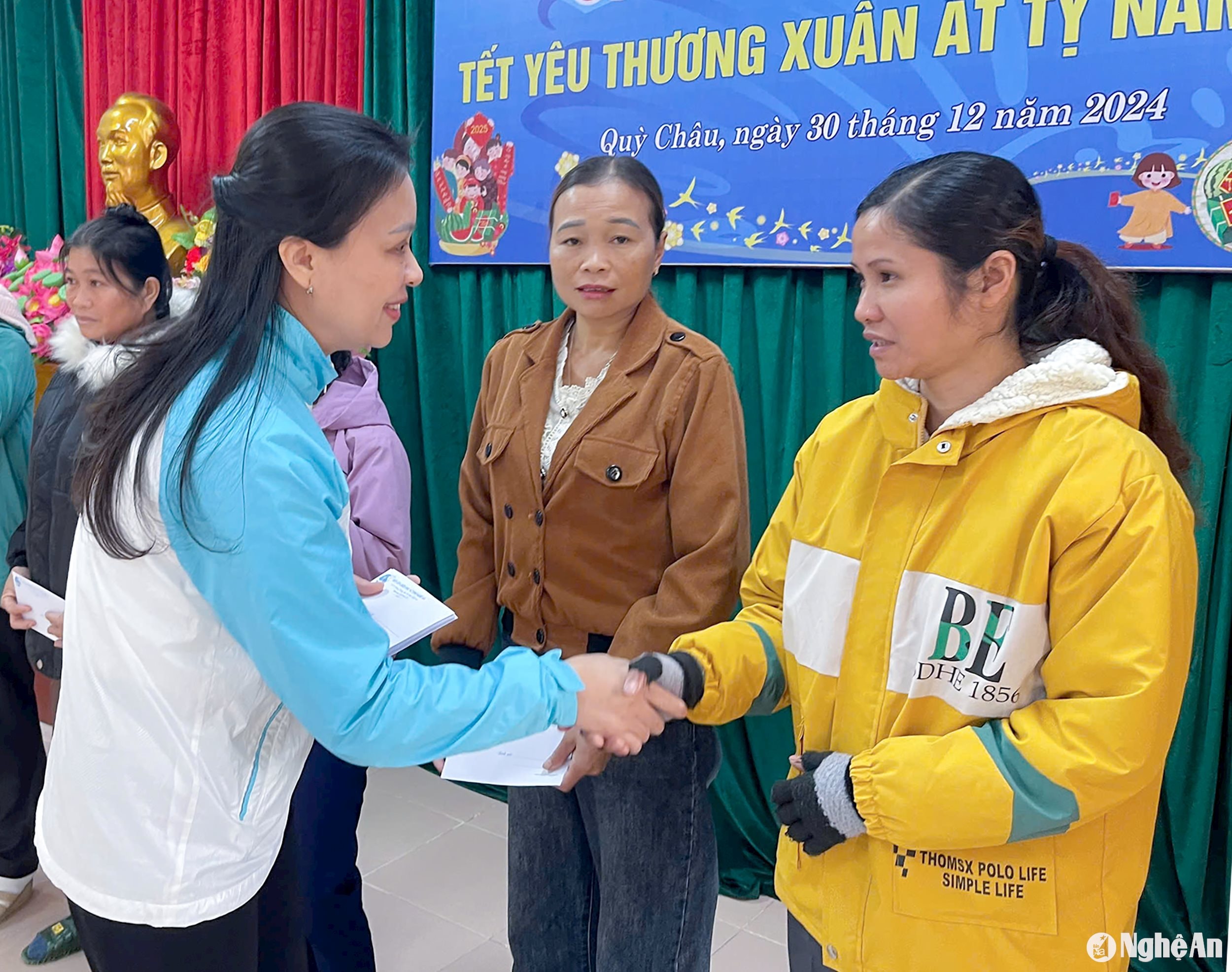  Lãnh đạo Hội LHPN trao tặng quà cho hội viên phụ nữ có hoàn cảnh khó khăn tại huyện Quỳ Châu