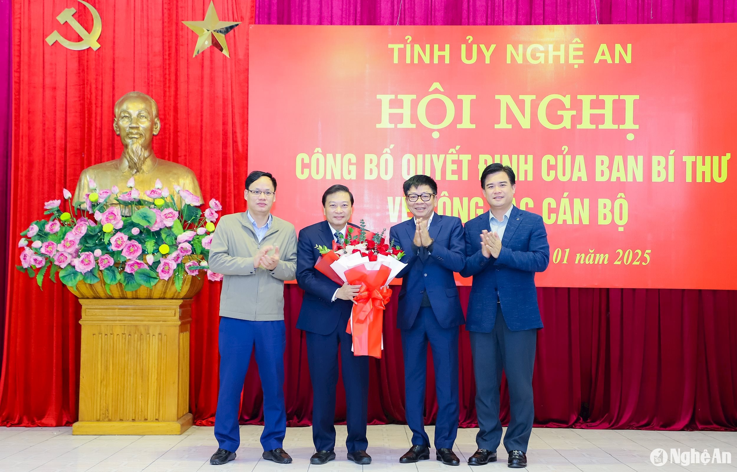 Đại diện các ban xây dựng Đảng của Trung ương tặng hoa chúc mừng đồng chí Lê Hồng Vinh - Phó Bí thư Tỉnh ủy. Ảnh: Phạm Bằng