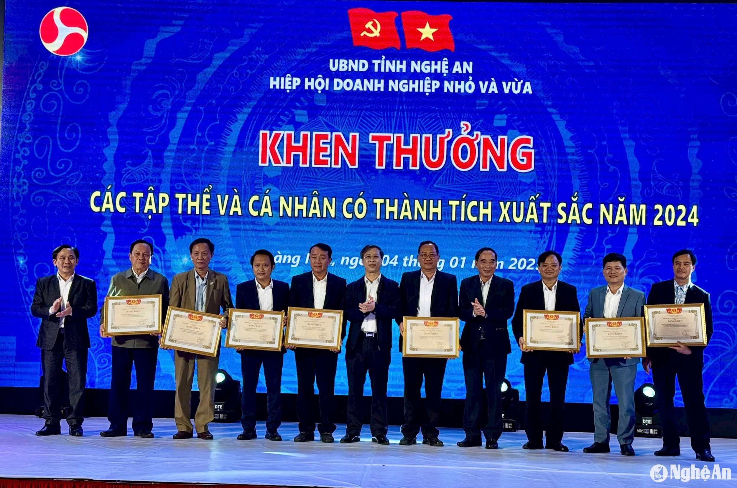 Trao Bằng khen của Trung ương Hội doanh nghiệp nhỏ và vừa cho 8 tập thể có thành tích xuất sắc năm 2024. Ảnh Nguyễn Hải