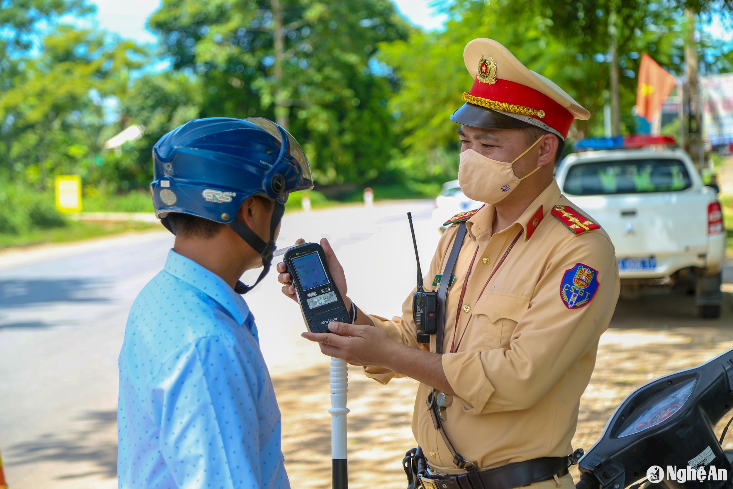 Đội Cảnh sát giao thông đường bộ số 1 kiểm tra nồng độ cồn người điều khiển phương tiện.ảnh pv