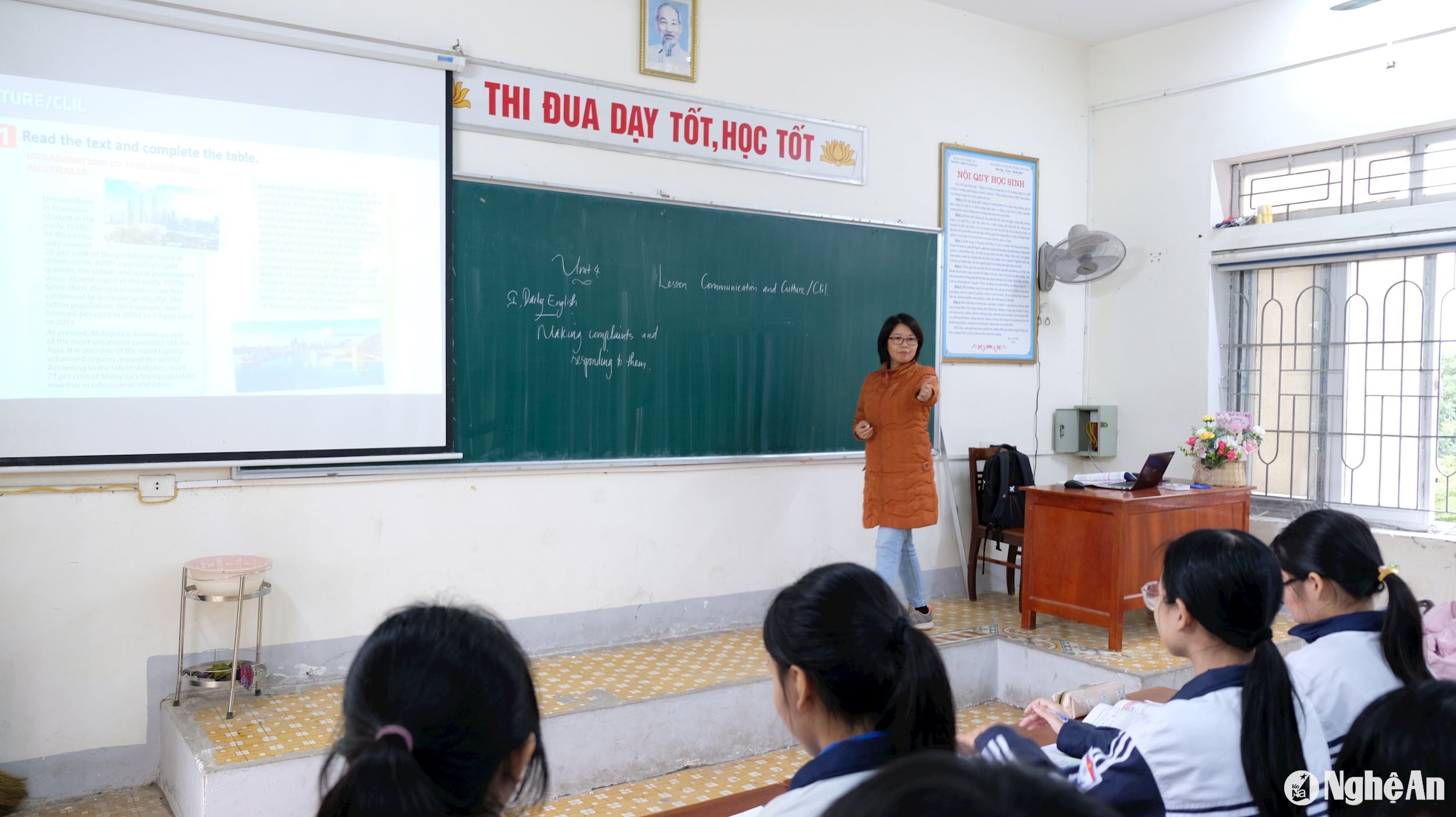 Giờ học Tiếng Anh của học sinh Trường THPT Nam Đàn 1. Ảnh - Mỹ Hà