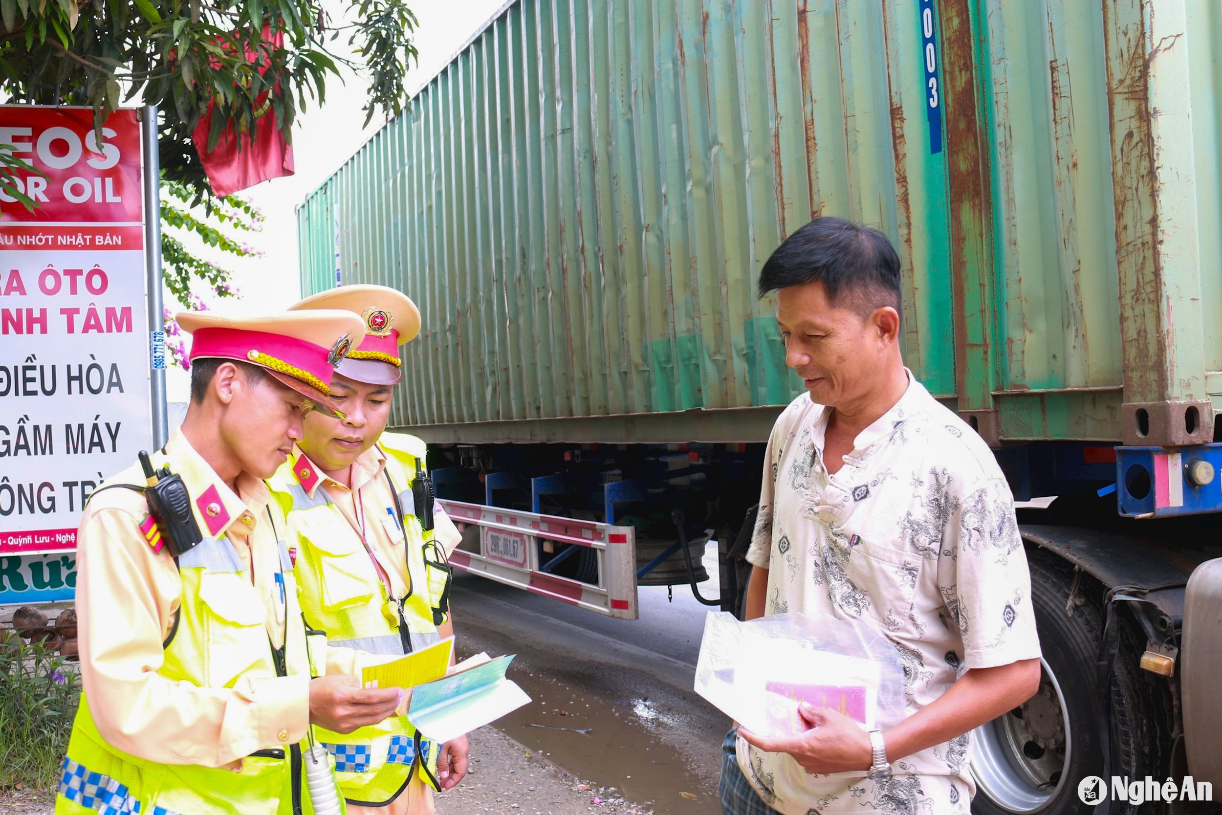 Kiểm tra giấy tờ đối với lái xe container. ảnh pv