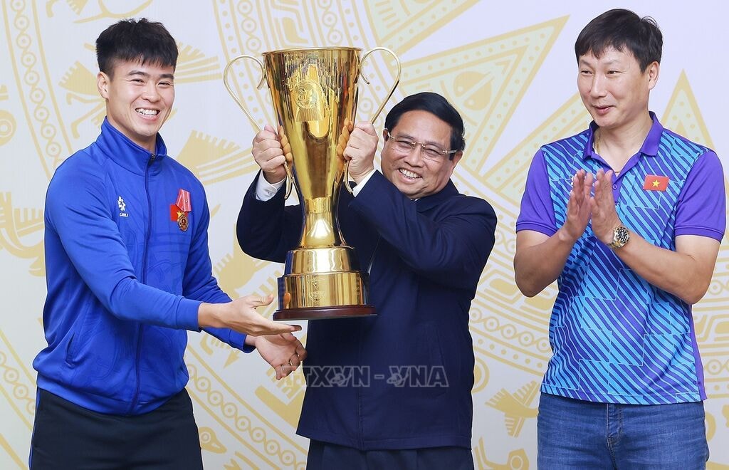 174356-thu-tuong-pham-minh-chinh-nang-chiec-cup-vo-dich-giai-vo-dich-bong-da-dong-nam-a-asean-cup-2024-anh-duong-giang-ttxvn.jpg