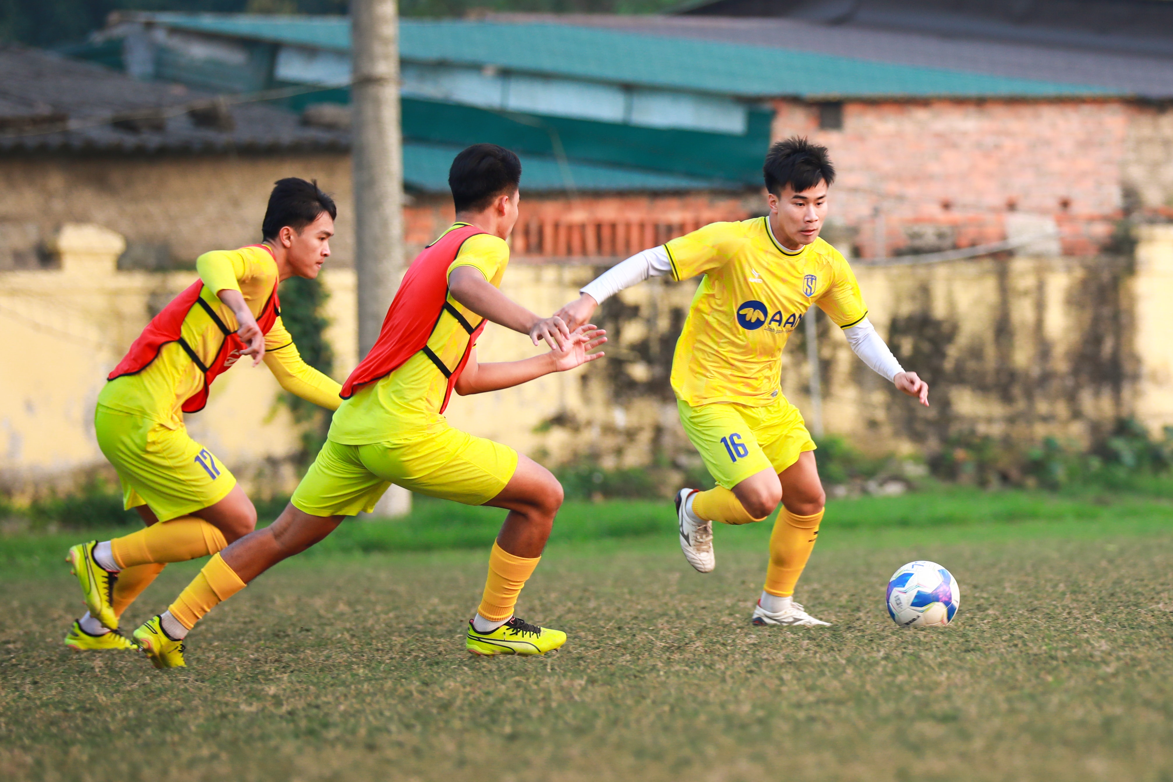 Vòng 10 V-League sẽ trở lại vào ngày 18/1, khi Sông Lam Nghệ An sẽ có chuyến làm khách tại Hàng Đẫy để đối đầu với Công an Hà Nội. Tuy nhiên, ở trận đấu này, Văn Khánh và Khắc Ngọc sẽ chưa đủ điều kiện để tham gia thi đấu. Phải đến vòng 11, khi Sông Lam Nghệ An được trở về sân Vinh để tiếp đón Bình Dương thì bộ đôi tân binh mới có thể ra sân. Hy vọng sự có mặt của Khánh - Ngọc sẽ mang đến làn gió mới trong cách chơi của Sông Lam Nghệ An. Ảnh: Đức Anh