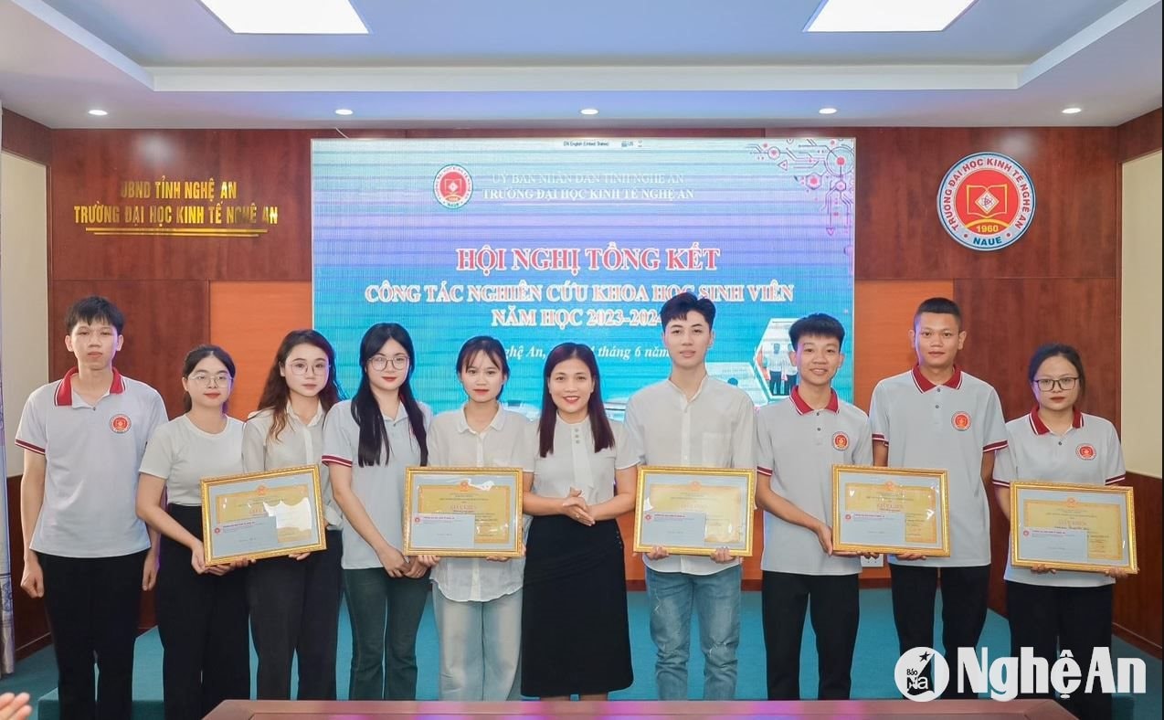 Trường Đại học Kinh tế Nghệ An khen thưởng cho các sinh viên đạt giải tại Cuộc thi Nghiên cứu khoa học. Ảnh - NTCC