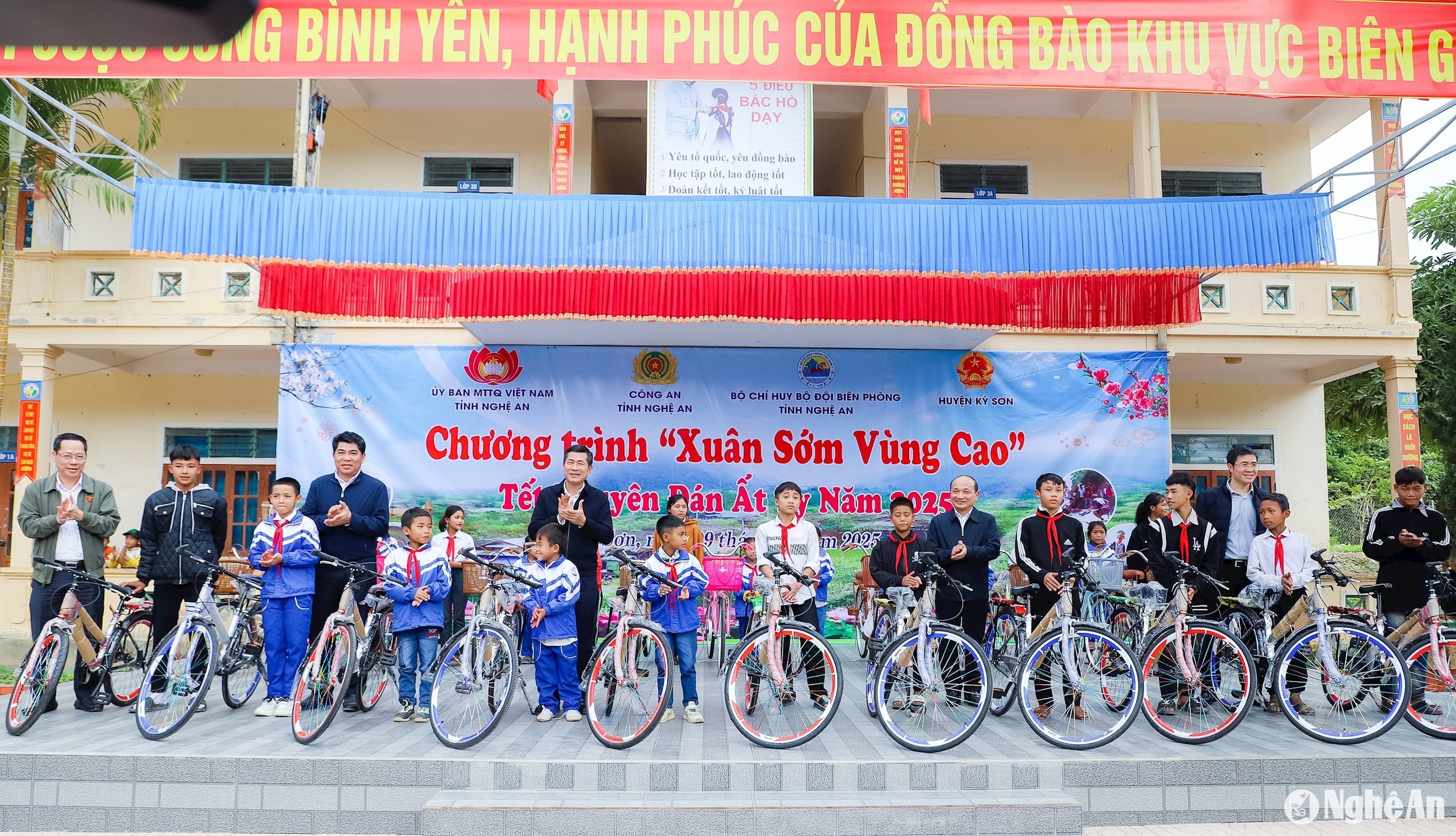 Lãnh đạo các sở, ngành trao xe đạp cho các học sinh có hoàn cảnh khó khăn, vươn lên học tốt. Ảnh- Phạm Bằng