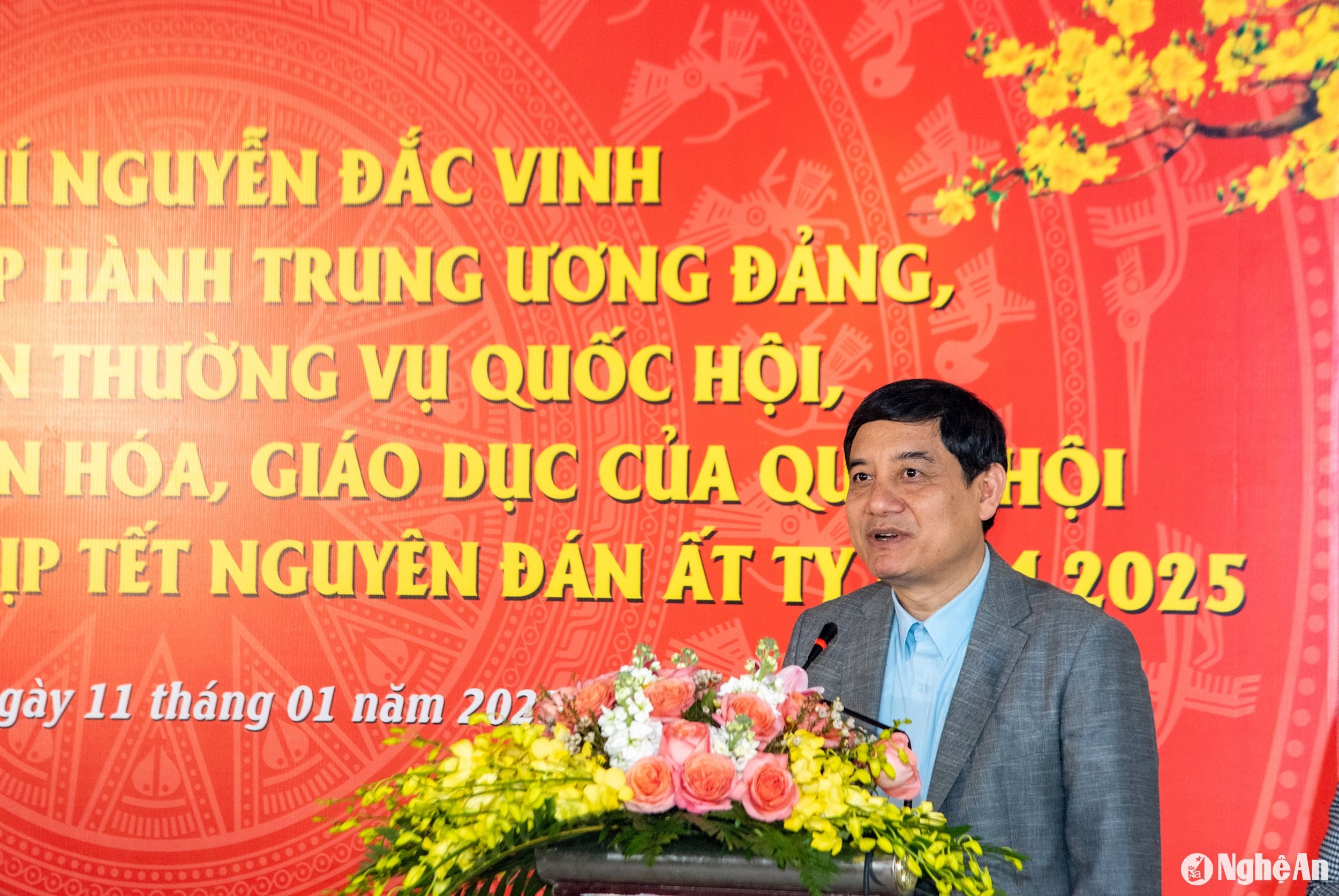 Đồng chí Nguyễn Đắc Vinh tặng quà_2