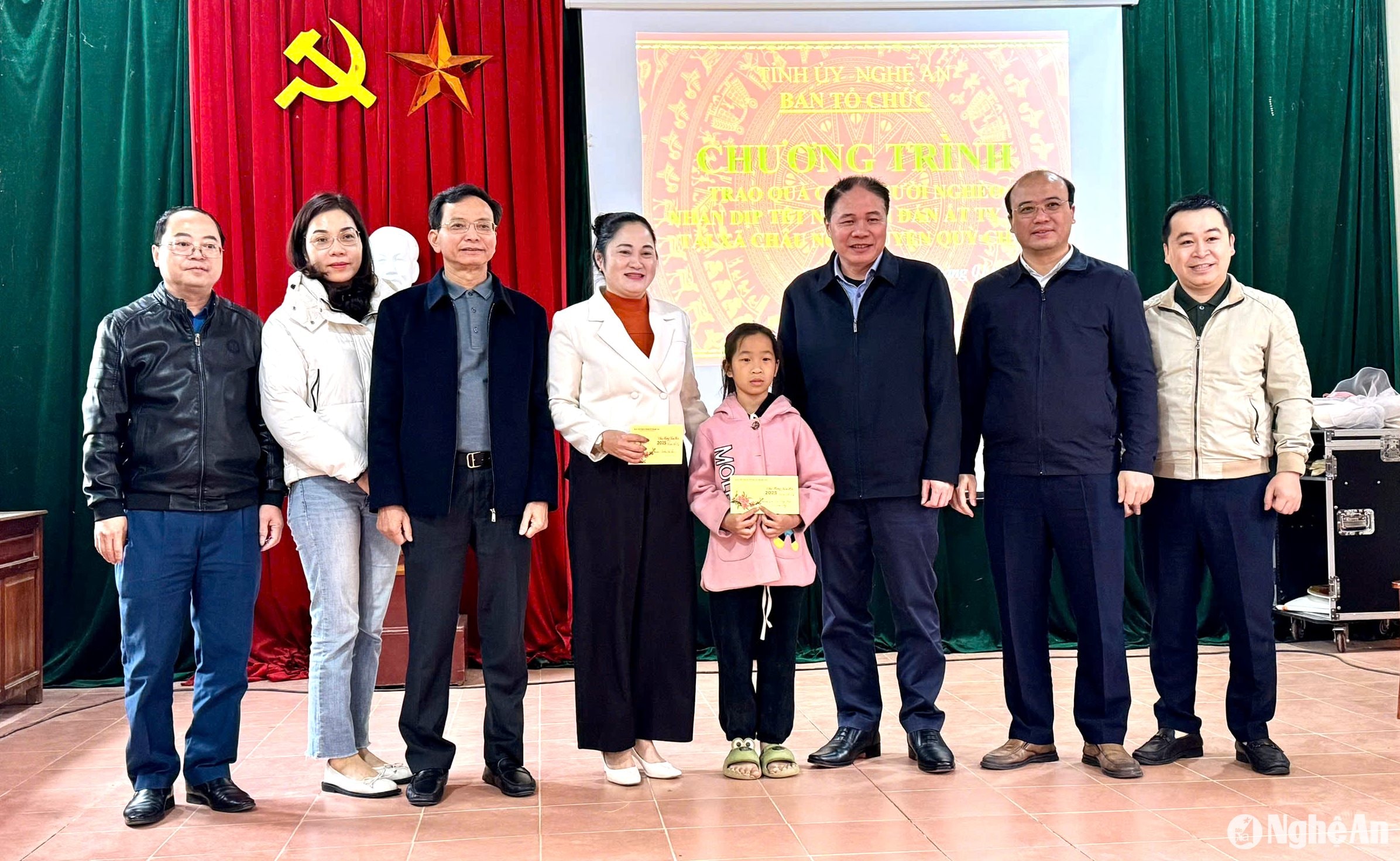 Ban Tổ chức Tỉnh uỷ trao kinh phí hỗ trợ 10 triệu đồng cho em Bùi Vy Hồng Diệp, sinh năm 2016, ở tại Bản Phoọng, học lớp 3 A Trường Tiểu học xã Châu Nga, là học sinh có hoàn cảnh khó khăn, mồ côi, đang sống cùng với bà nội già yếu. Ảnh: Phạm Quang Sơn