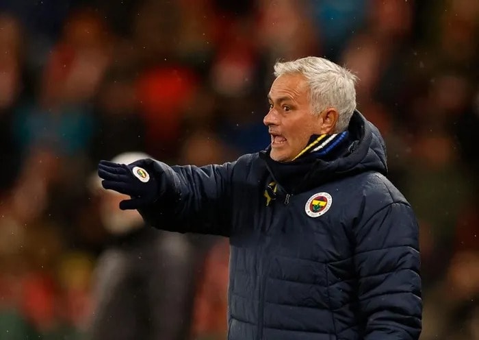 Mourinho liên tục chỉ trích trọng tài ở Thổ Nhĩ Kỳ.