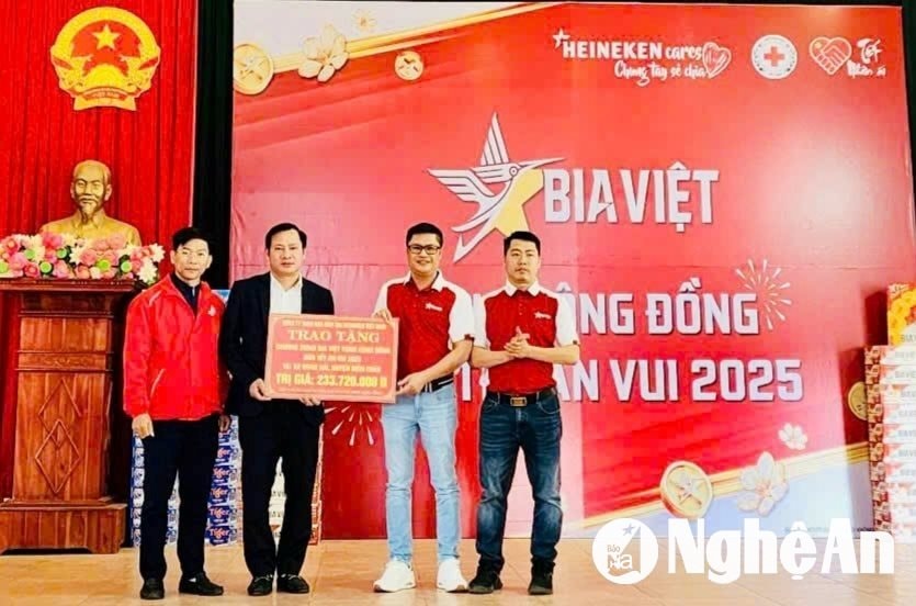 Công ty TNHH Nhà máy Bia Heineken Việt Nam trao biển tượng trưng số tiền hỗ trợ chương trình