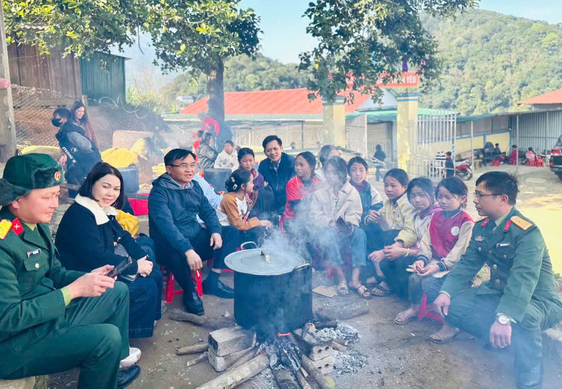 Đ.c Ngọc Kim Nam cùng đoàn công tác tham gia cùng các em học sinh gói và nấu bánh chưng