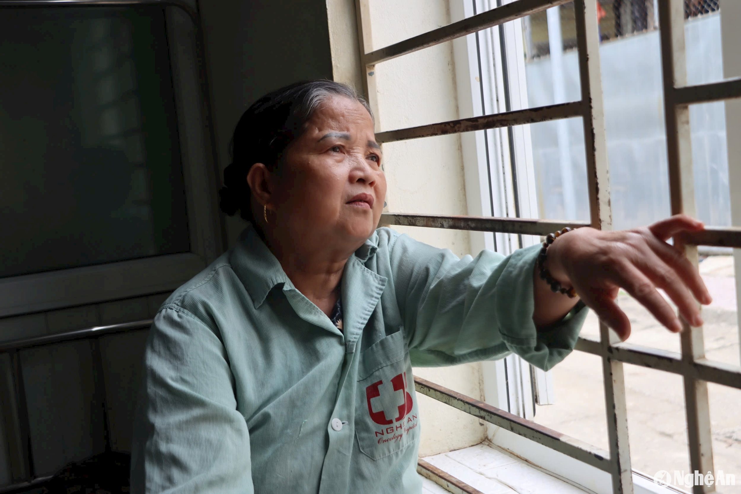 Bên ô cửa sổ buồng bệnh, bà Nguyễn Thị Q. (SN 1968, trú tại huyện Thanh Chương) kể cho chúng tôi nghe về hành trình 24 năm chiến đấu với căn bệnh ung thư của mình.