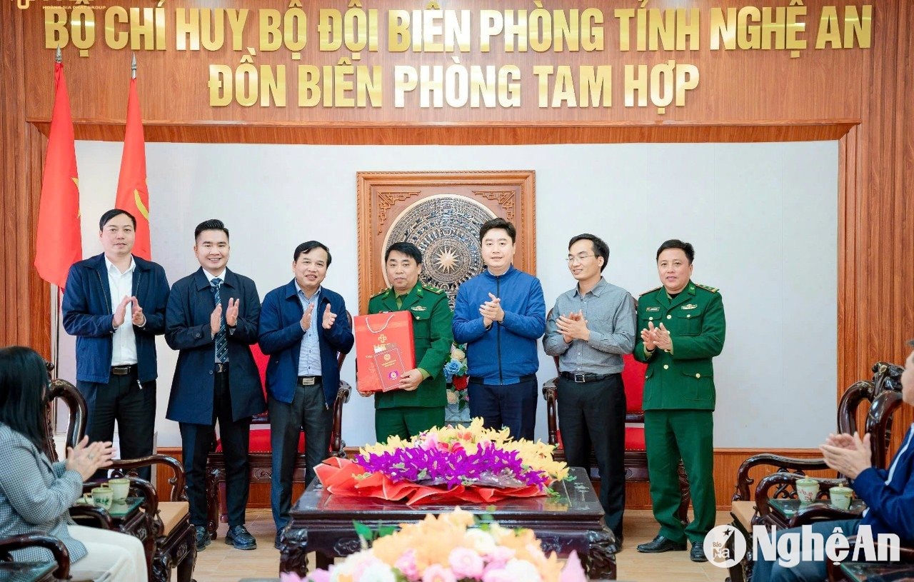 Đoàn thăm và tặng quà tại Đồn Biên phòng Tam Hợp