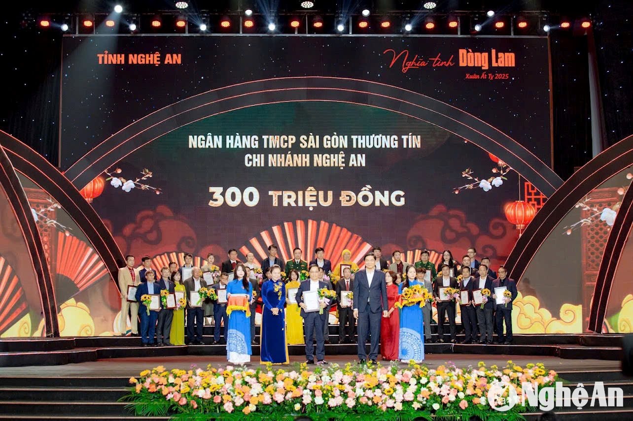 Sacombank Nghệ An trao biểu trưng quà trị giá 300 triệu đồng ủng hộ, chăm lo Tết cho người nghèo, học sinh vượt khó Nghệ An Xuân Ất Tỵ năm 2025. Ảnh Hải Hà