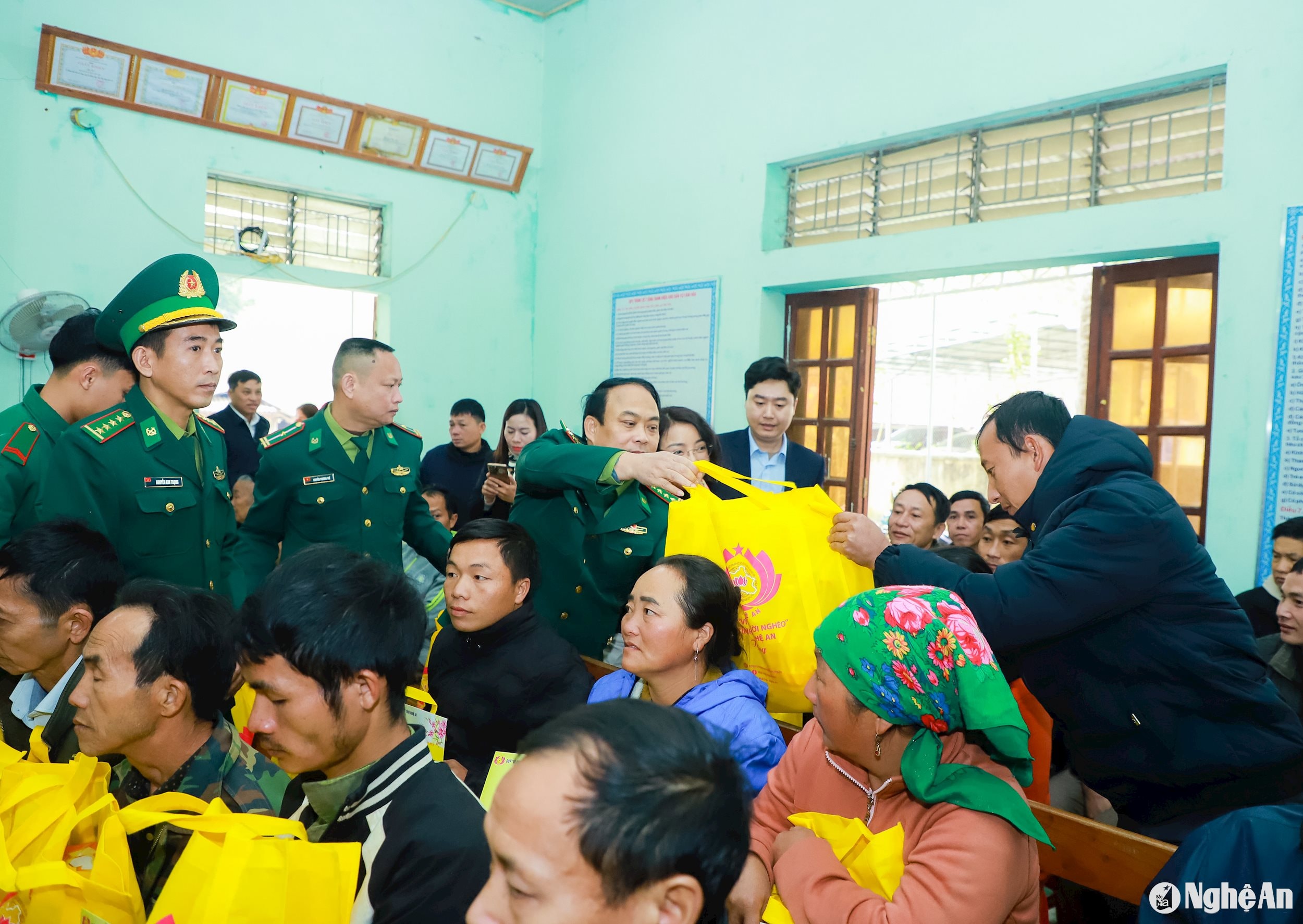 Đại tá Nguyễn Công Lực - Chỉ huy Trưởng Bộ Chỉ huy Bộ đội Biên phòng tỉnh tặng quà Tết cho hộ nghèo. 10