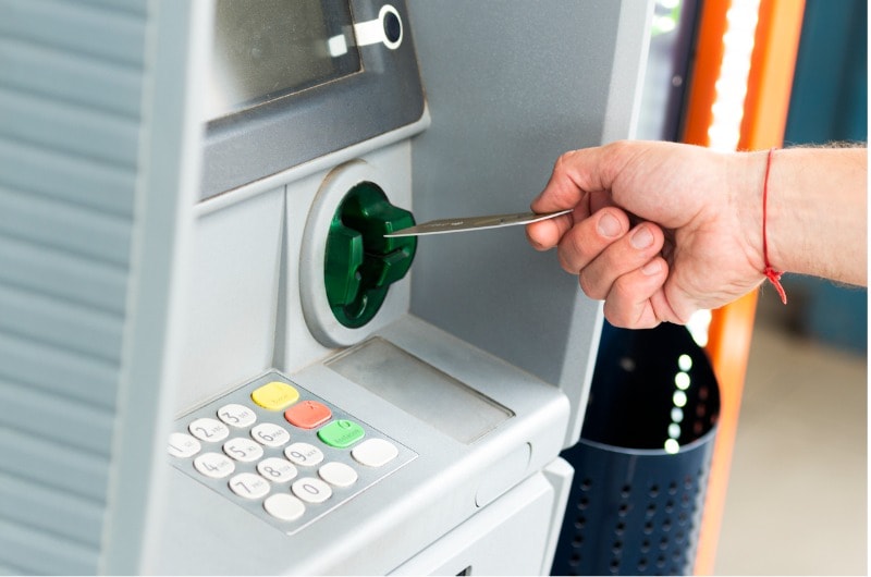 Hãy kiểm tra cẩn thận trước khi đưa thẻ ngân hàng vào máy ATM. Ảnh: Internet.