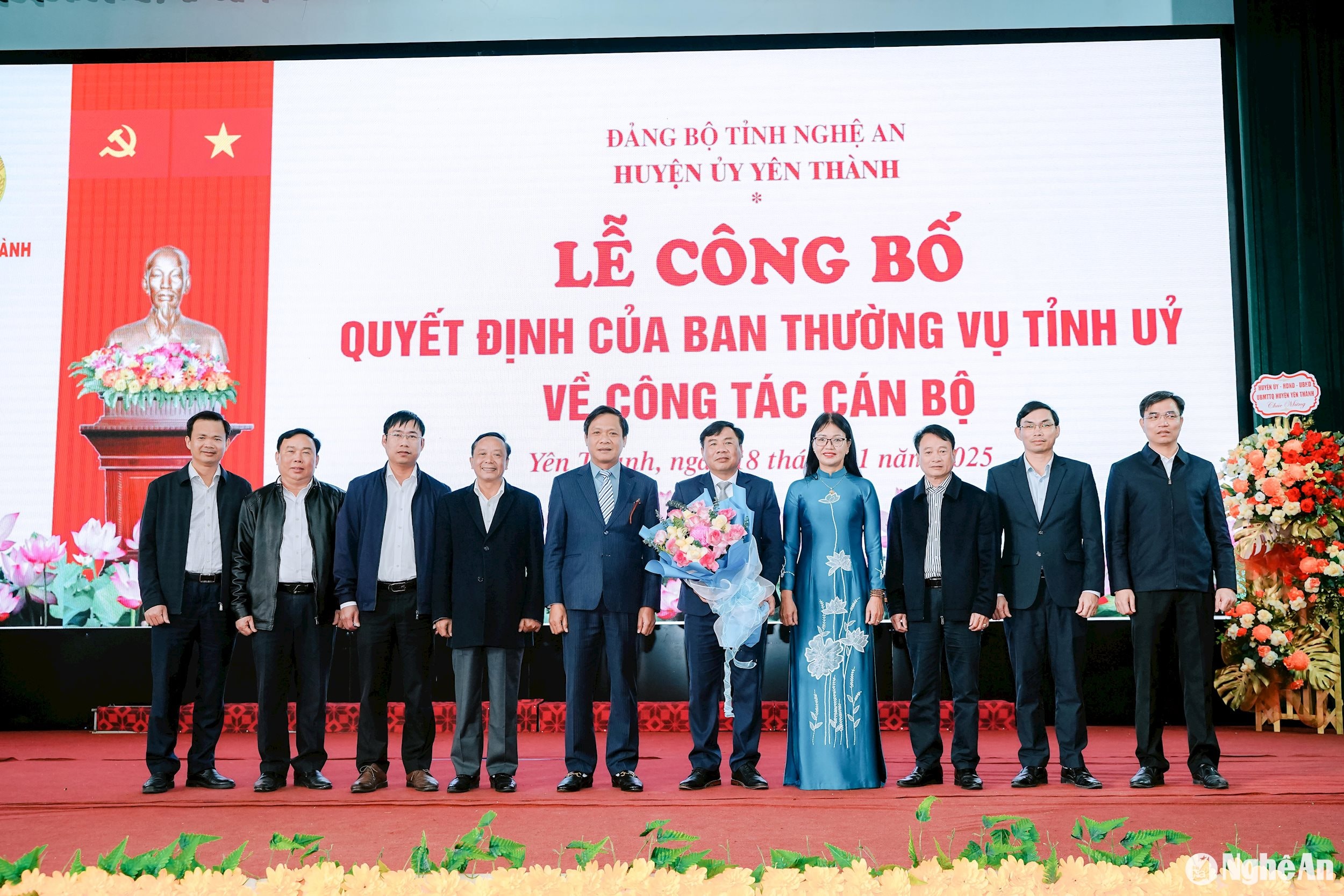 Ban Thường vụ Huyện uỷ Yên Thành tặng hoa chúc mừng đồng chí Hoàng Danh Truyền