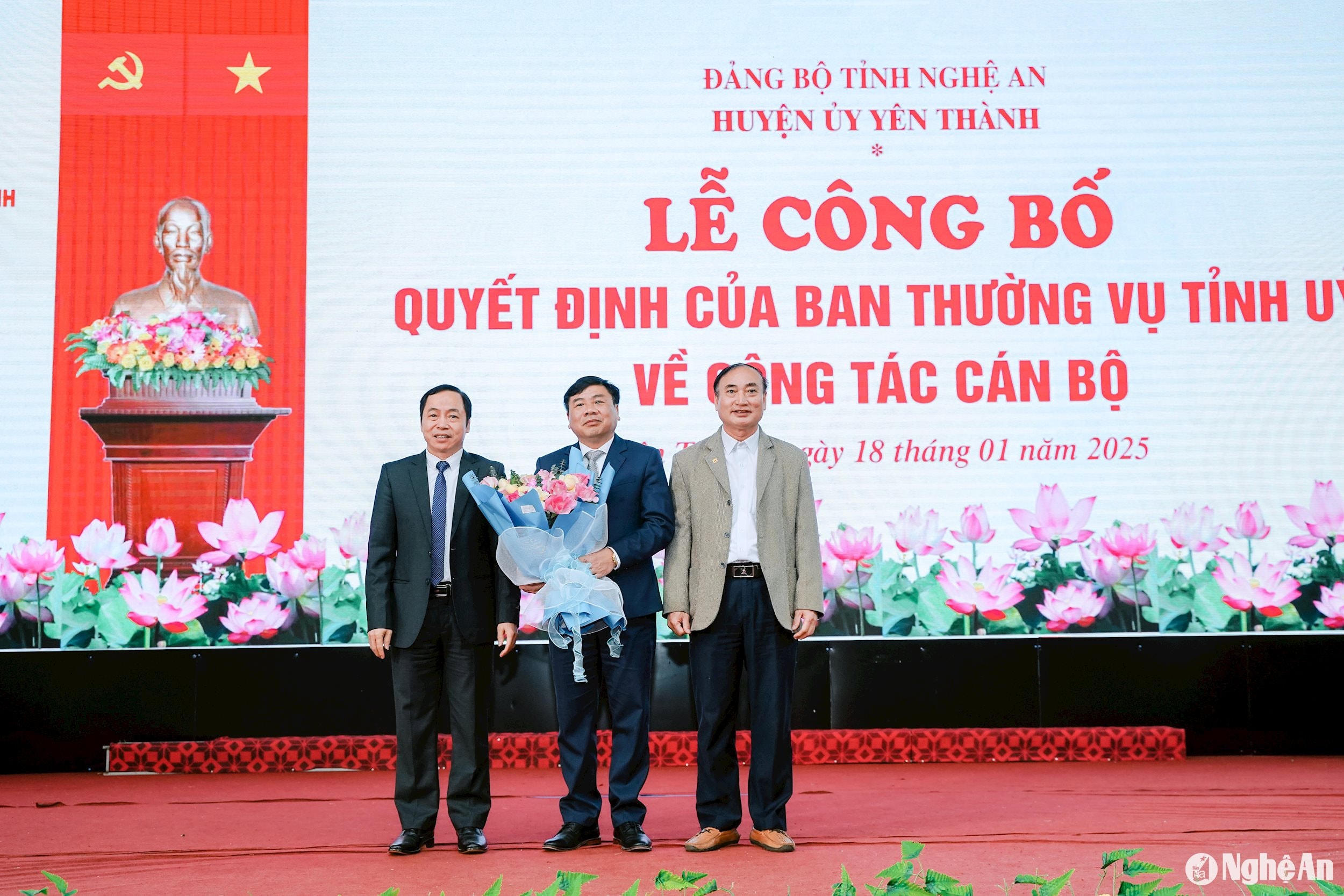 Ban tổ chức Tỉnh uỷ tặng hoa chúc mừng Phó bí thư thường trực Huyện uỷ Yên Thành