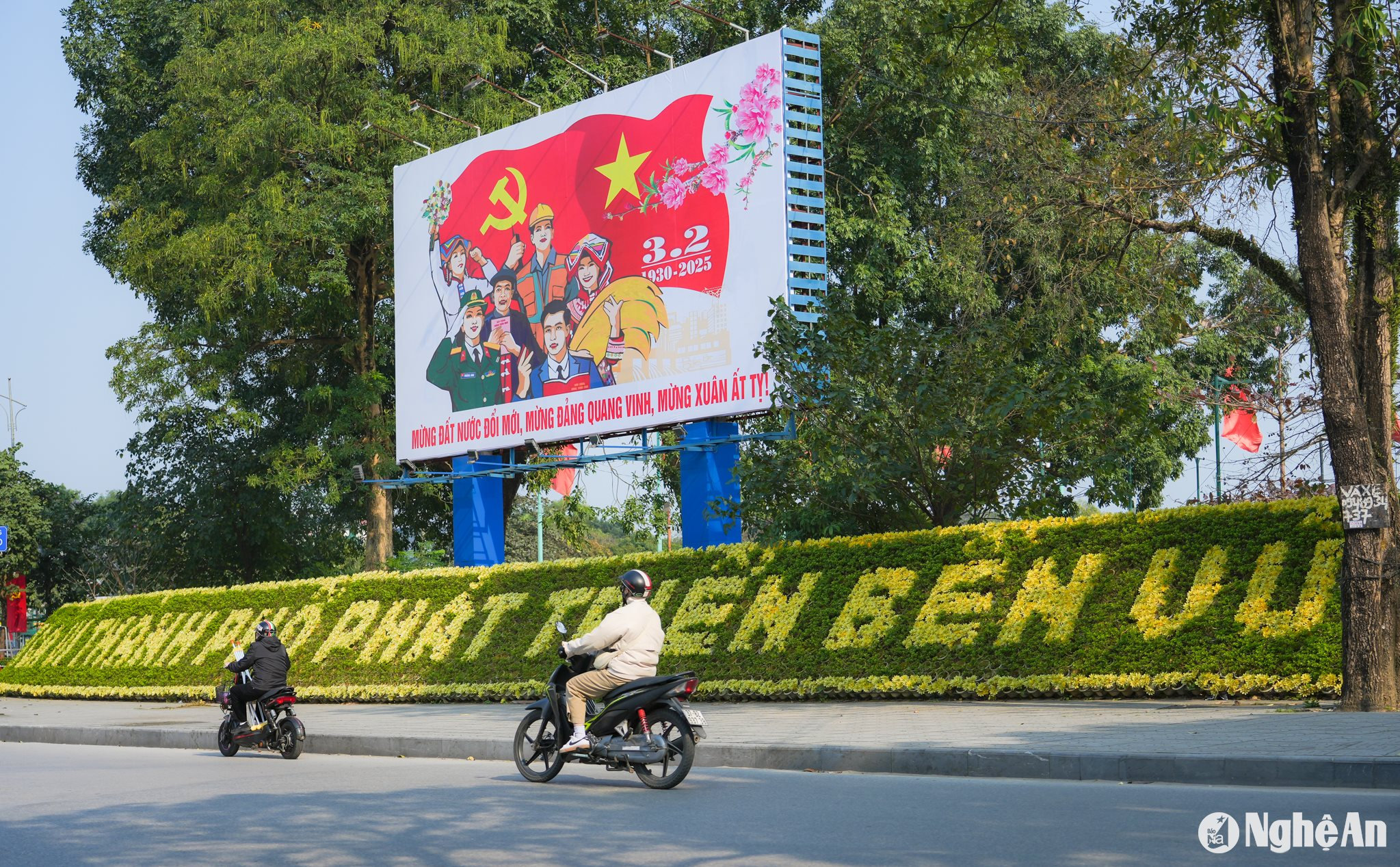Với những sắc cờ và đường hoa rực rỡ, thành phố Vinh như muốn gửi gắm thông điệp chào Xuân đầy ý nghĩa. Tất cả cùng hướng tới một năm mới tràn đầy thành công và khởi sắc. Ảnh: Đức Anh