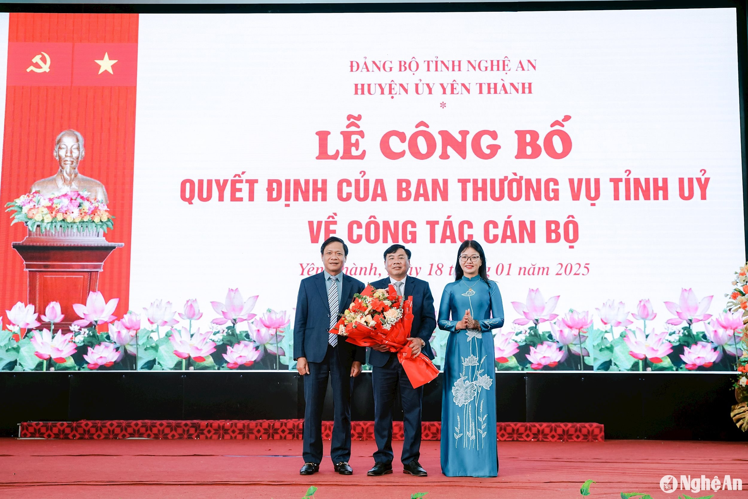 Thường trực Huyện uỷ Yên Thành tặng hoa chức mừng Tân phó bí thư thường trực Huyện uỷ